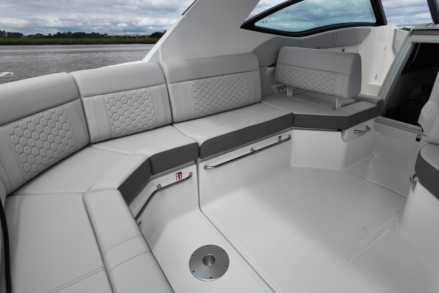2026 Sea Ray Sundancer 320 Outboard Image Thumbnail #12