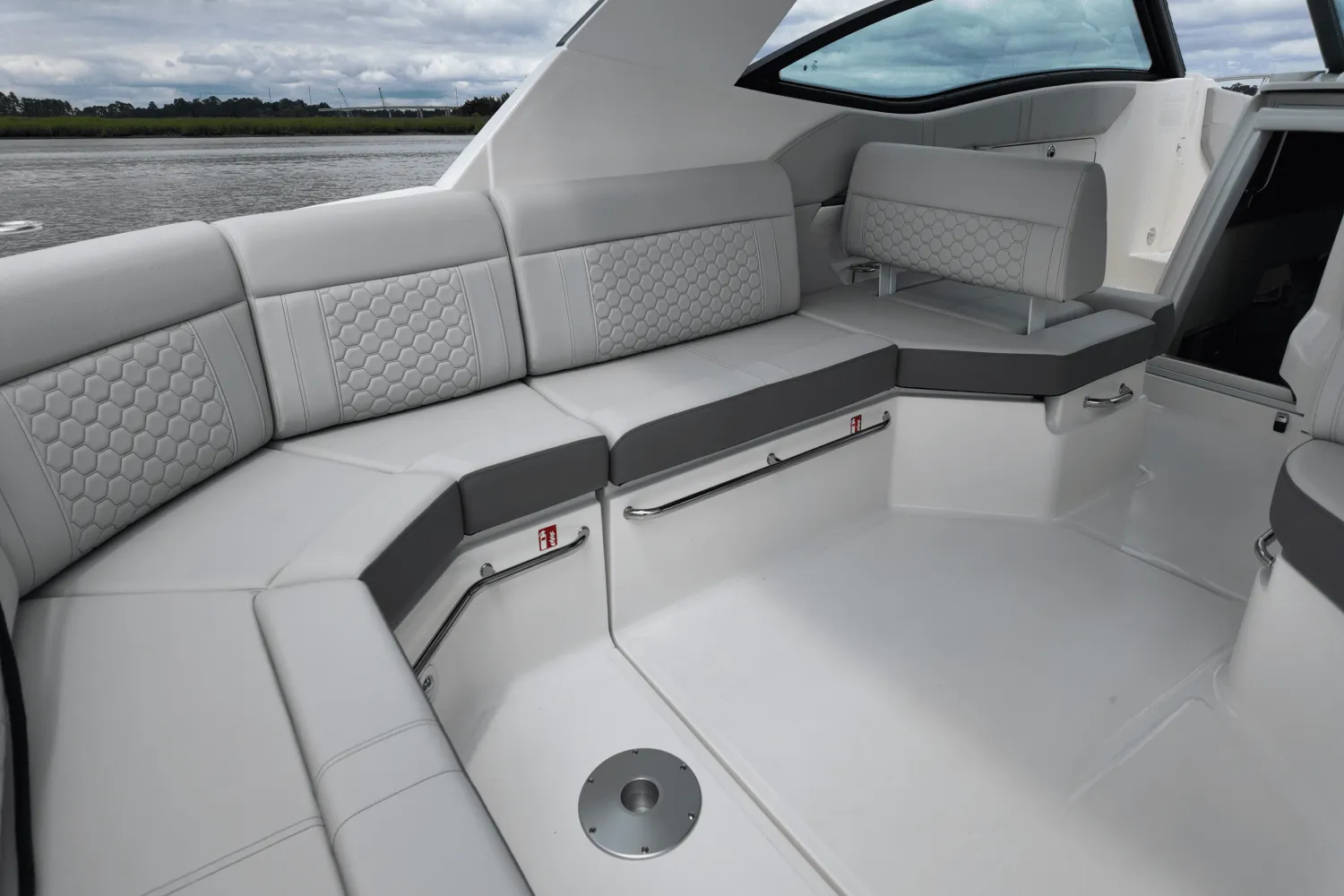 2026 Sea Ray Sundancer 320 Outboard Image Thumbnail #12