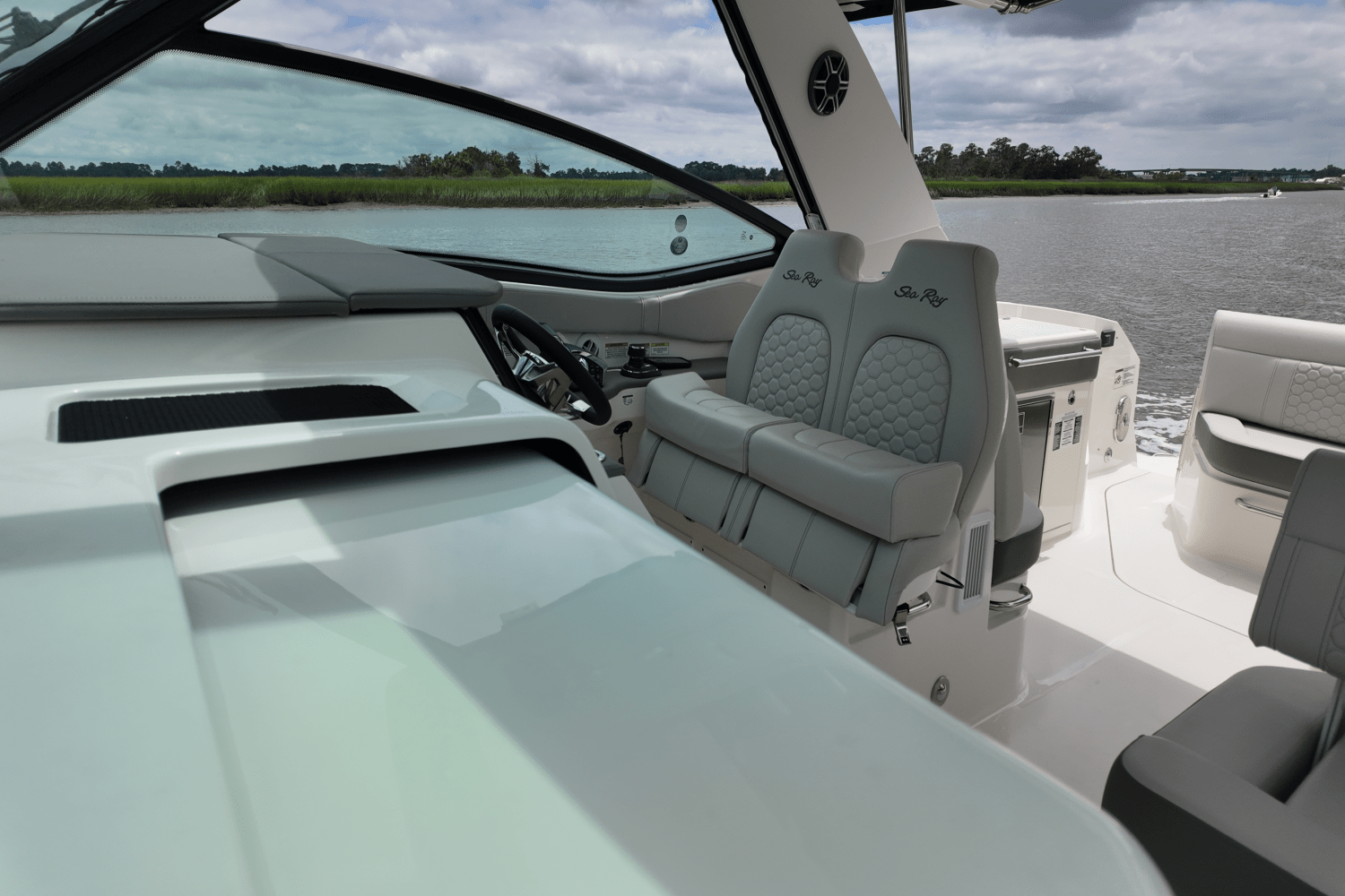 2026 Sea Ray Sundancer 320 Outboard Image Thumbnail #20