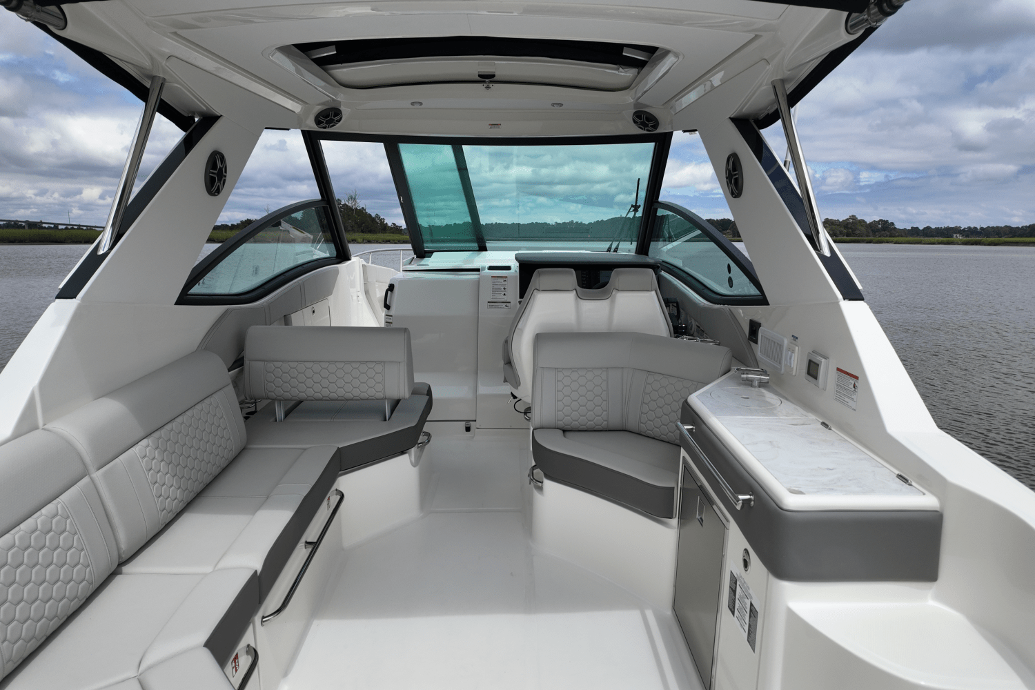 2026 Sea Ray Sundancer 320 Outboard Image Thumbnail #16