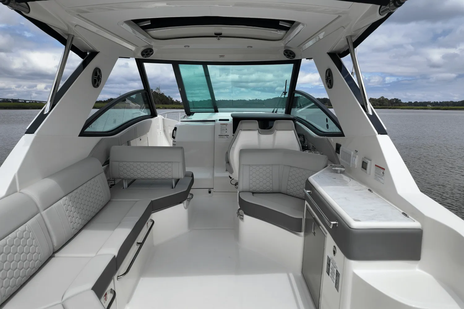 2026 Sea Ray Sundancer 320 Outboard Image Thumbnail #16