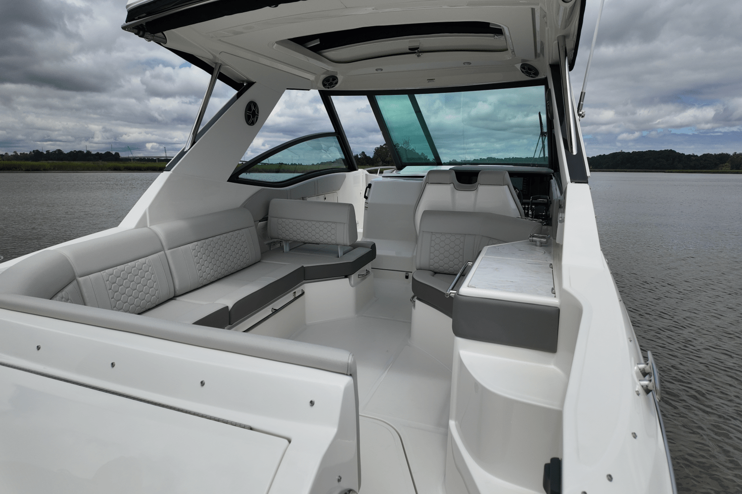 2026 Sea Ray Sundancer 320 Outboard Image Thumbnail #8