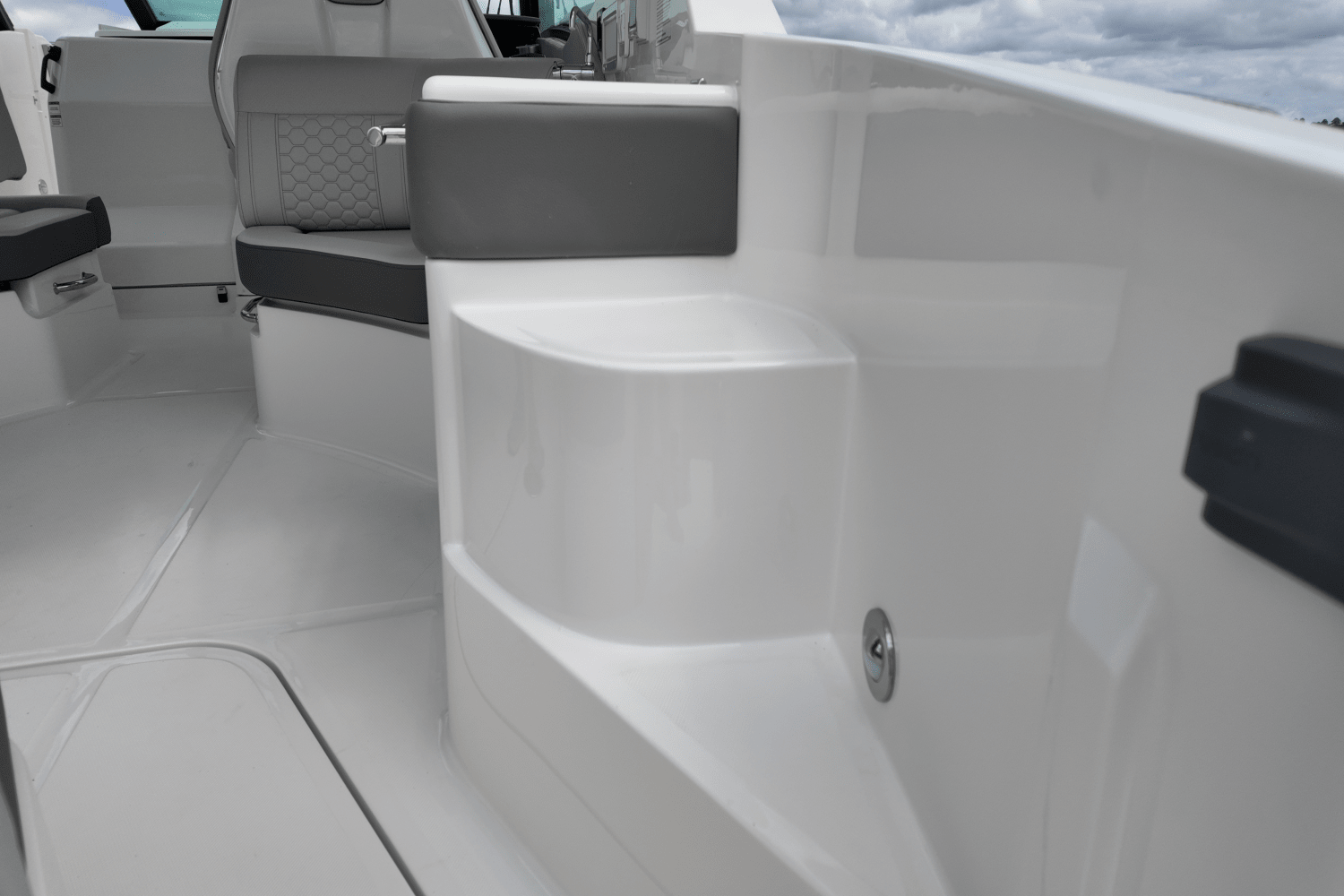 2026 Sea Ray Sundancer 320 Outboard Image Thumbnail #7