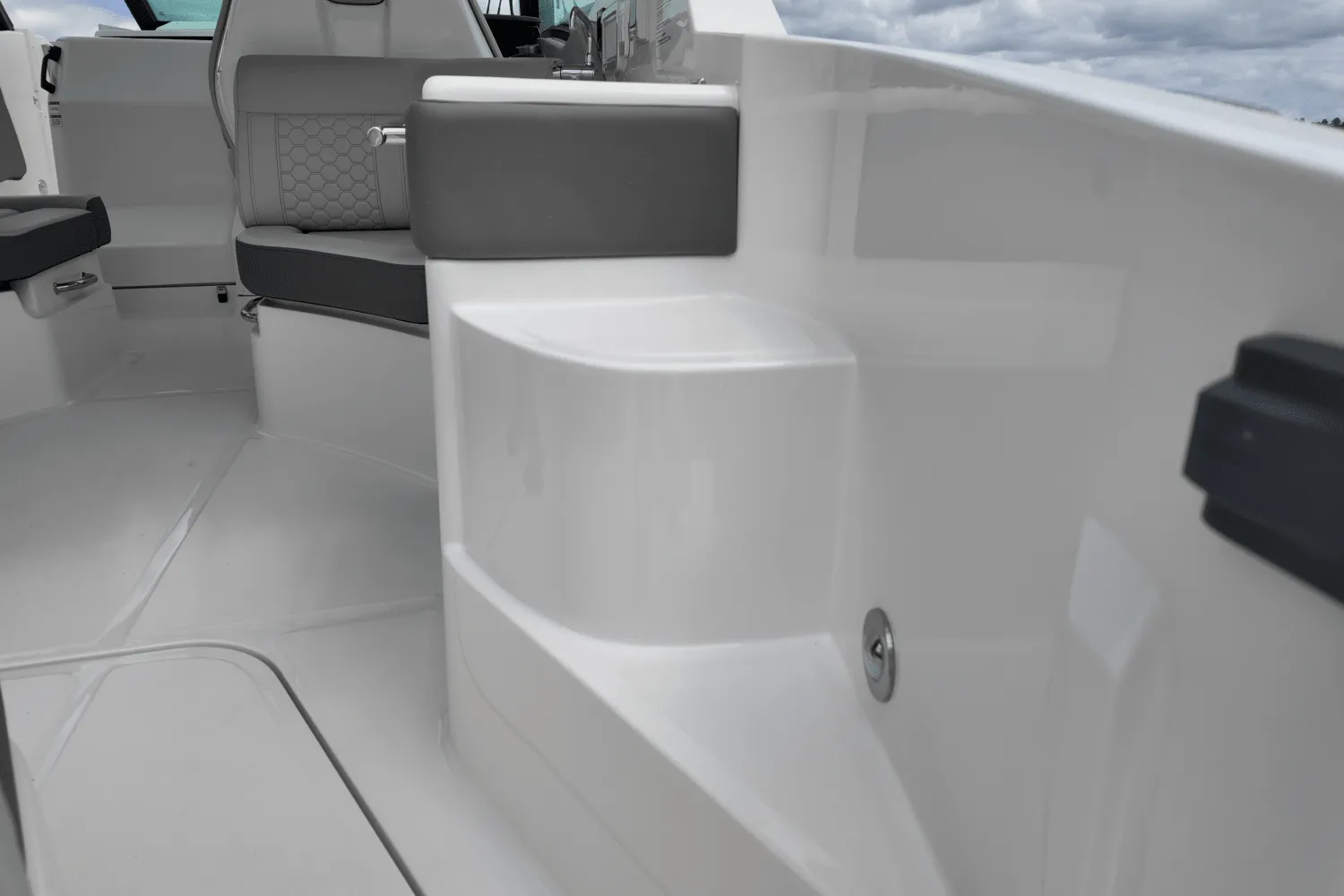 2026 Sea Ray Sundancer 320 Outboard Image Thumbnail #7