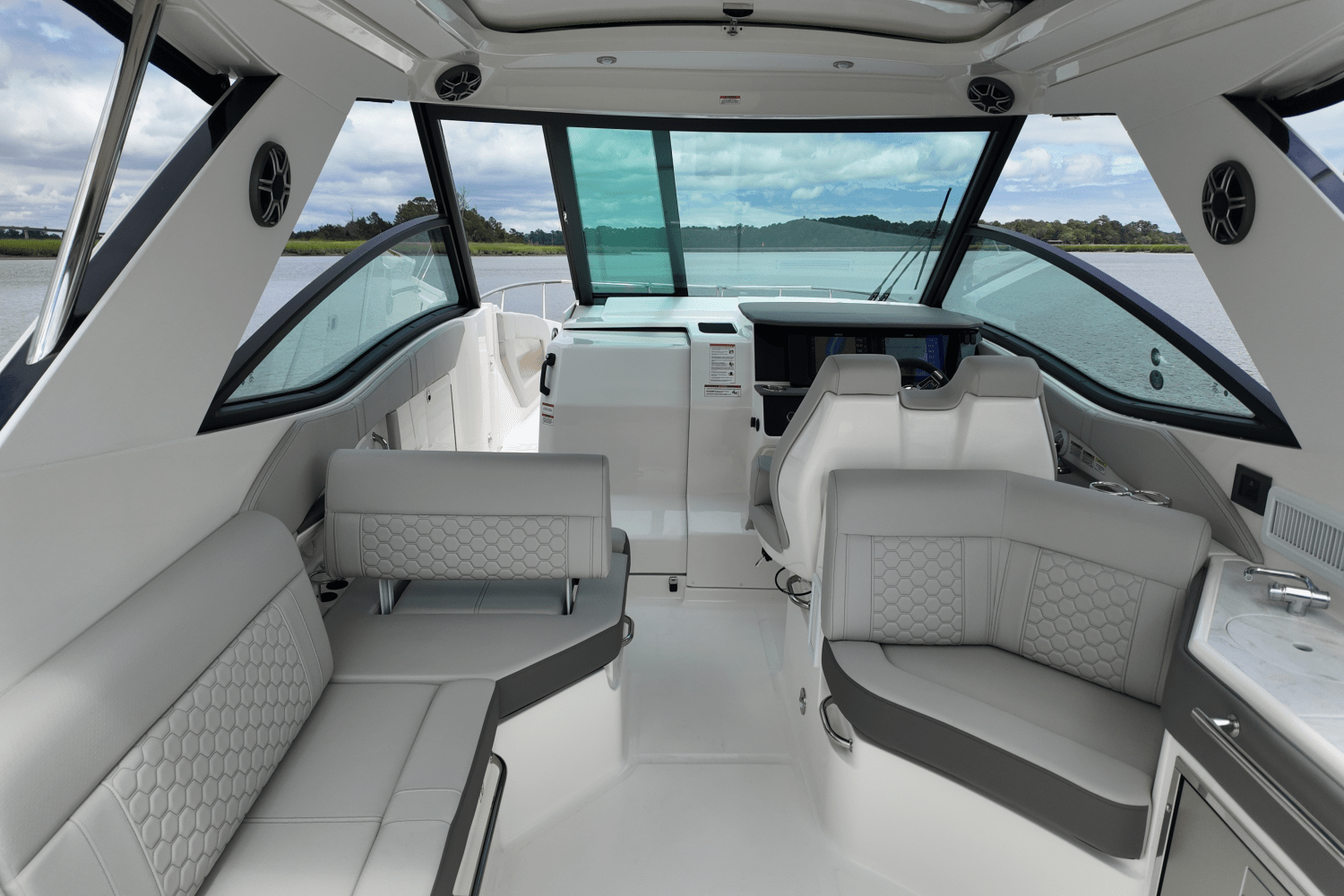 2026 Sea Ray Sundancer 320 Outboard Image Thumbnail #15