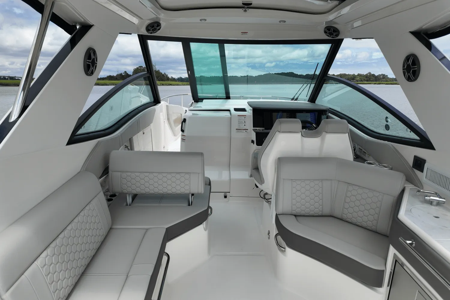 2026 Sea Ray Sundancer 320 Outboard Image Thumbnail #15