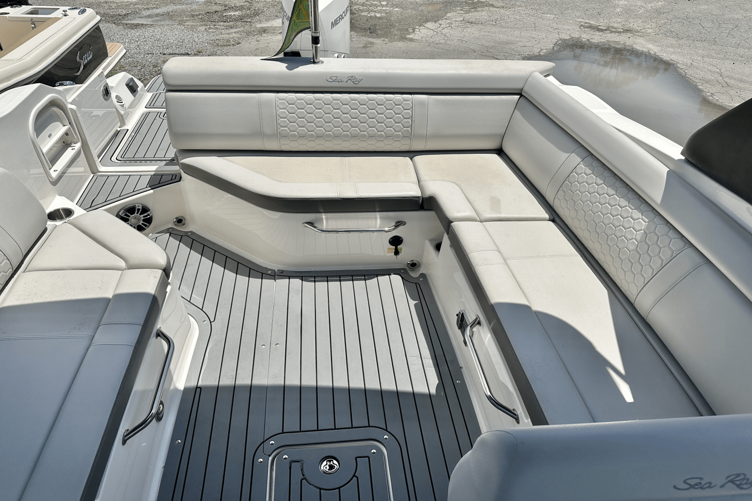 2020 Sea Ray 270 SDX OB Image Thumbnail #4