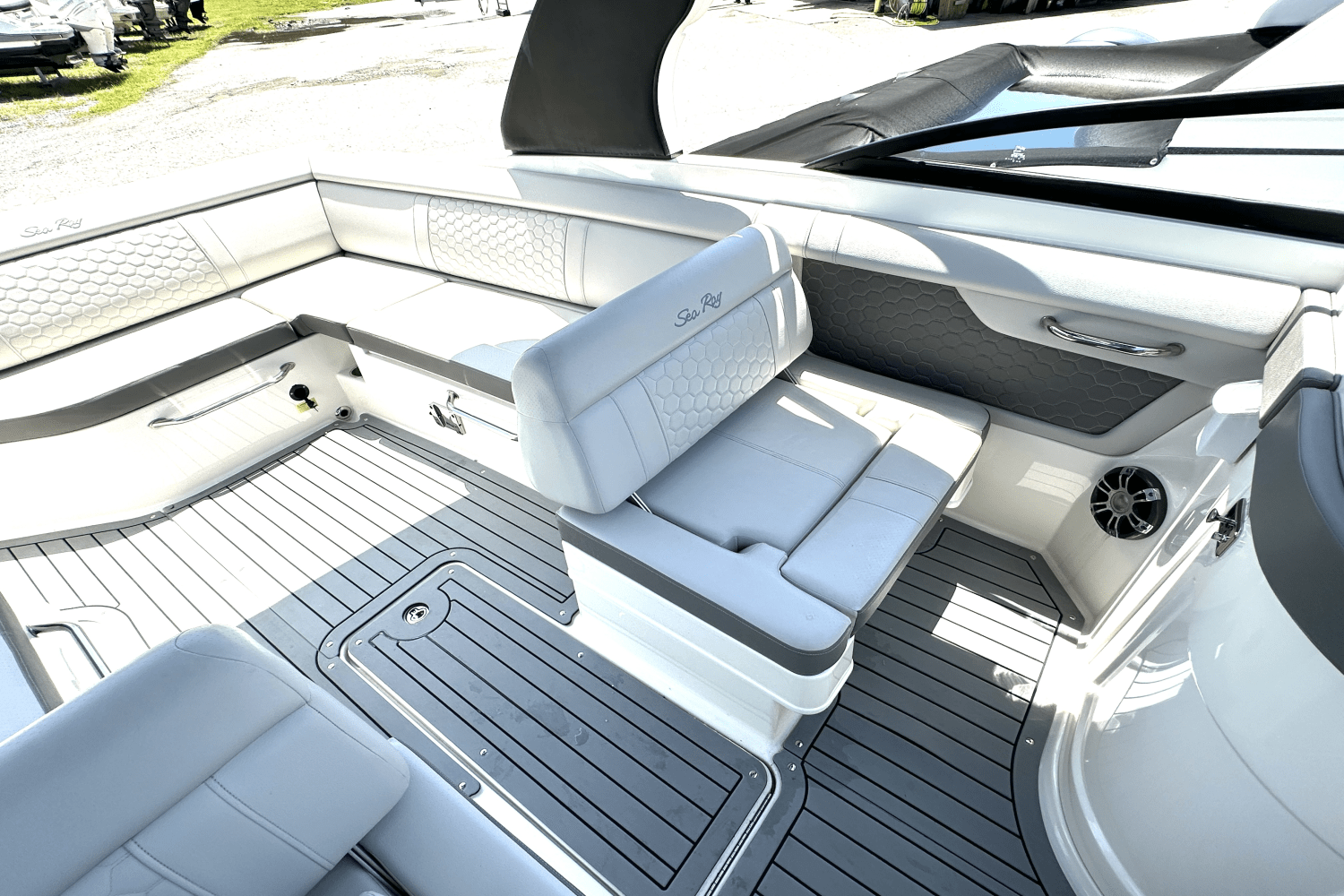 2020 Sea Ray 270 SDX OB Image Thumbnail #5