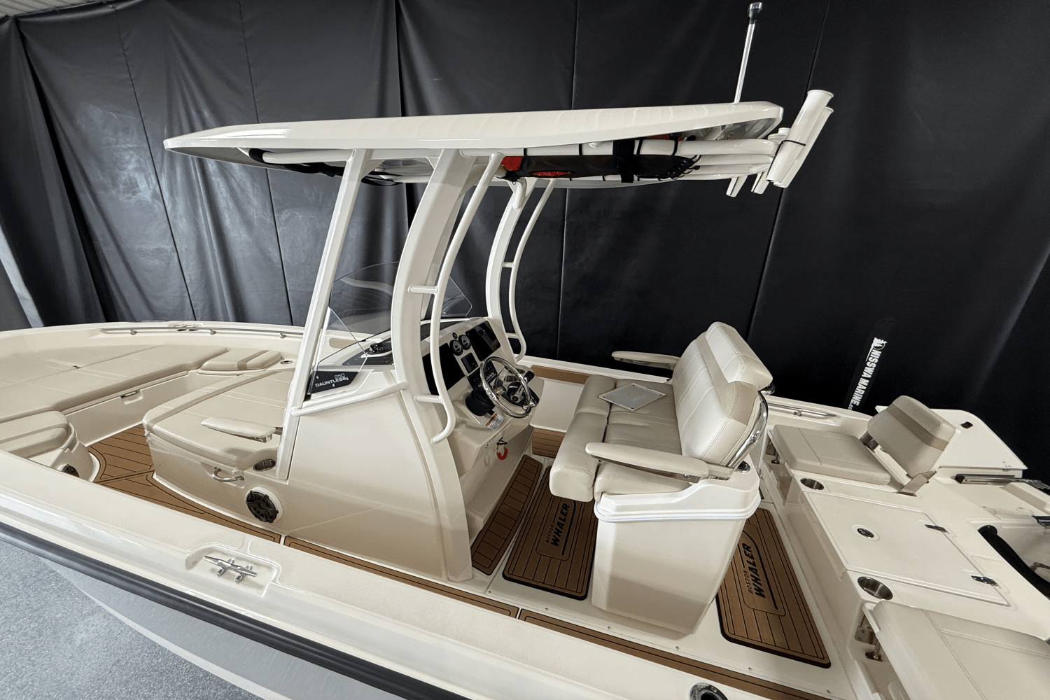 2023 Boston Whaler 250 Dauntless Image Thumbnail #5