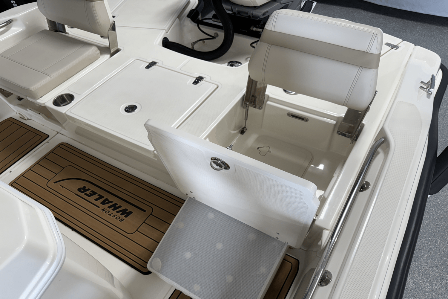 2023 Boston Whaler 250 Dauntless Image Thumbnail #20
