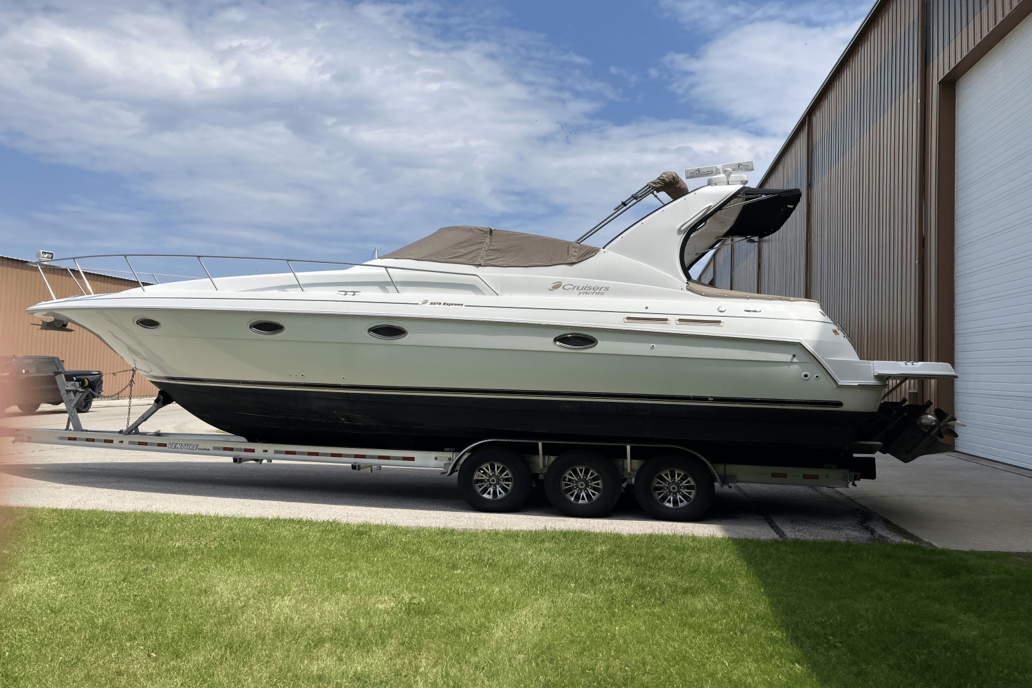 2000 Cruisers Yachts 3375 Image Thumbnail #3