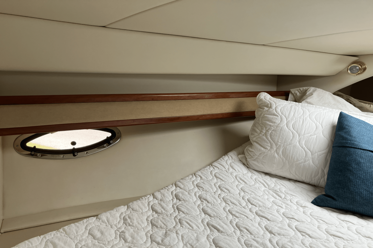 2000 Cruisers Yachts 3375 Image Thumbnail #36