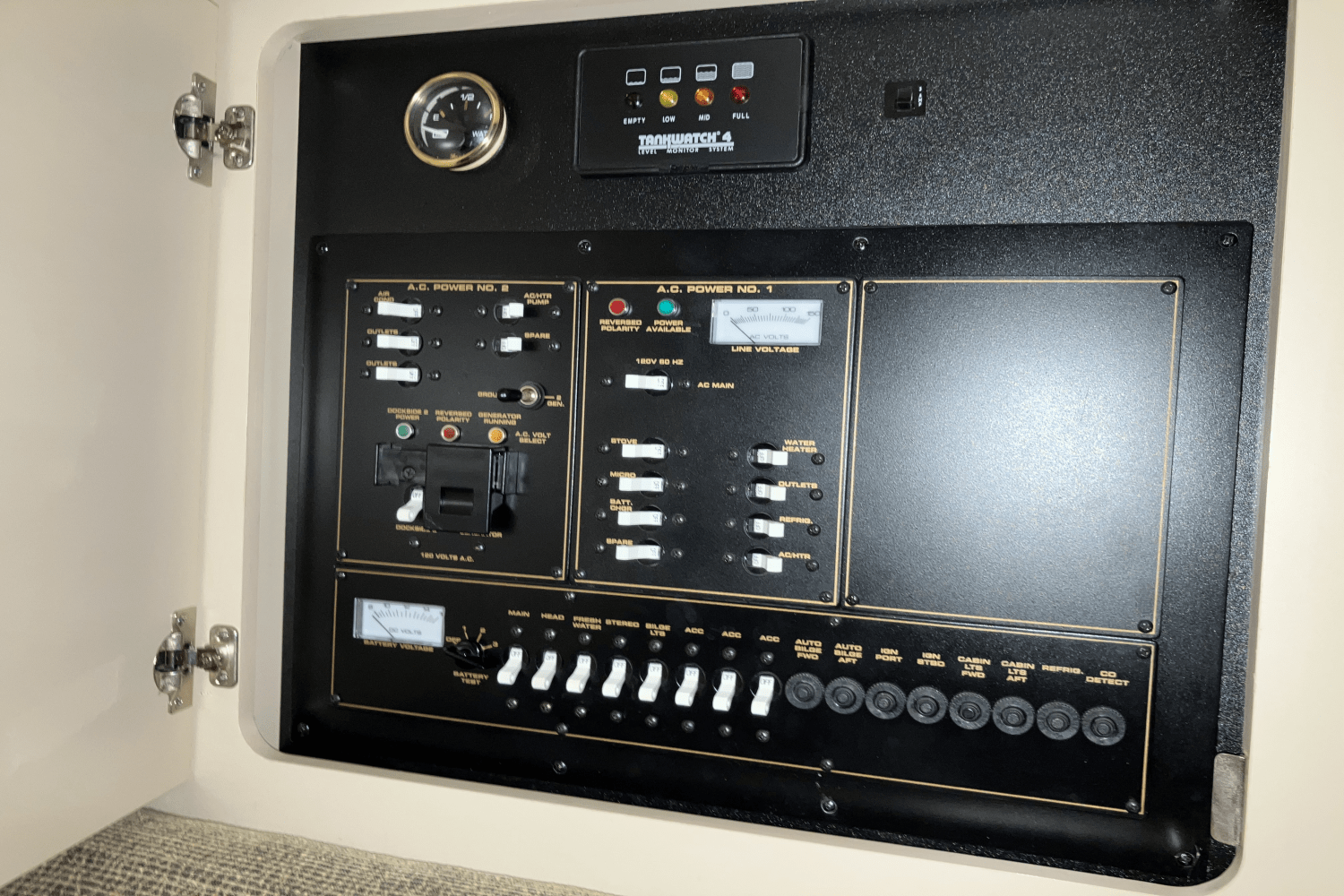 2000 Cruisers Yachts 3375 Image Thumbnail #40