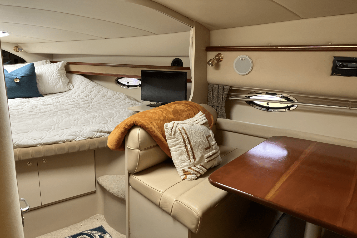 2000 Cruisers Yachts 3375 Image Thumbnail #34