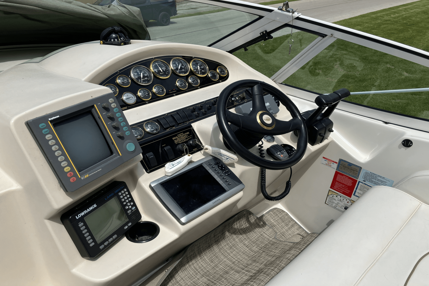 2000 Cruisers Yachts 3375 Image Thumbnail #17