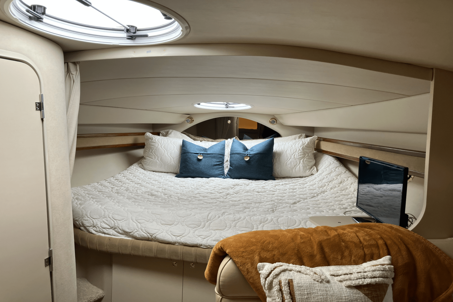 2000 Cruisers Yachts 3375 Image Thumbnail #35