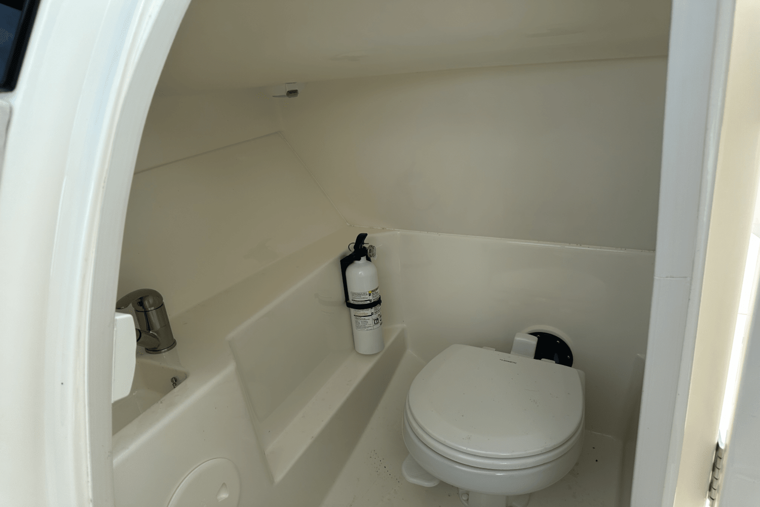 2023 Boston Whaler 24 VANTAGE Image Thumbnail #44
