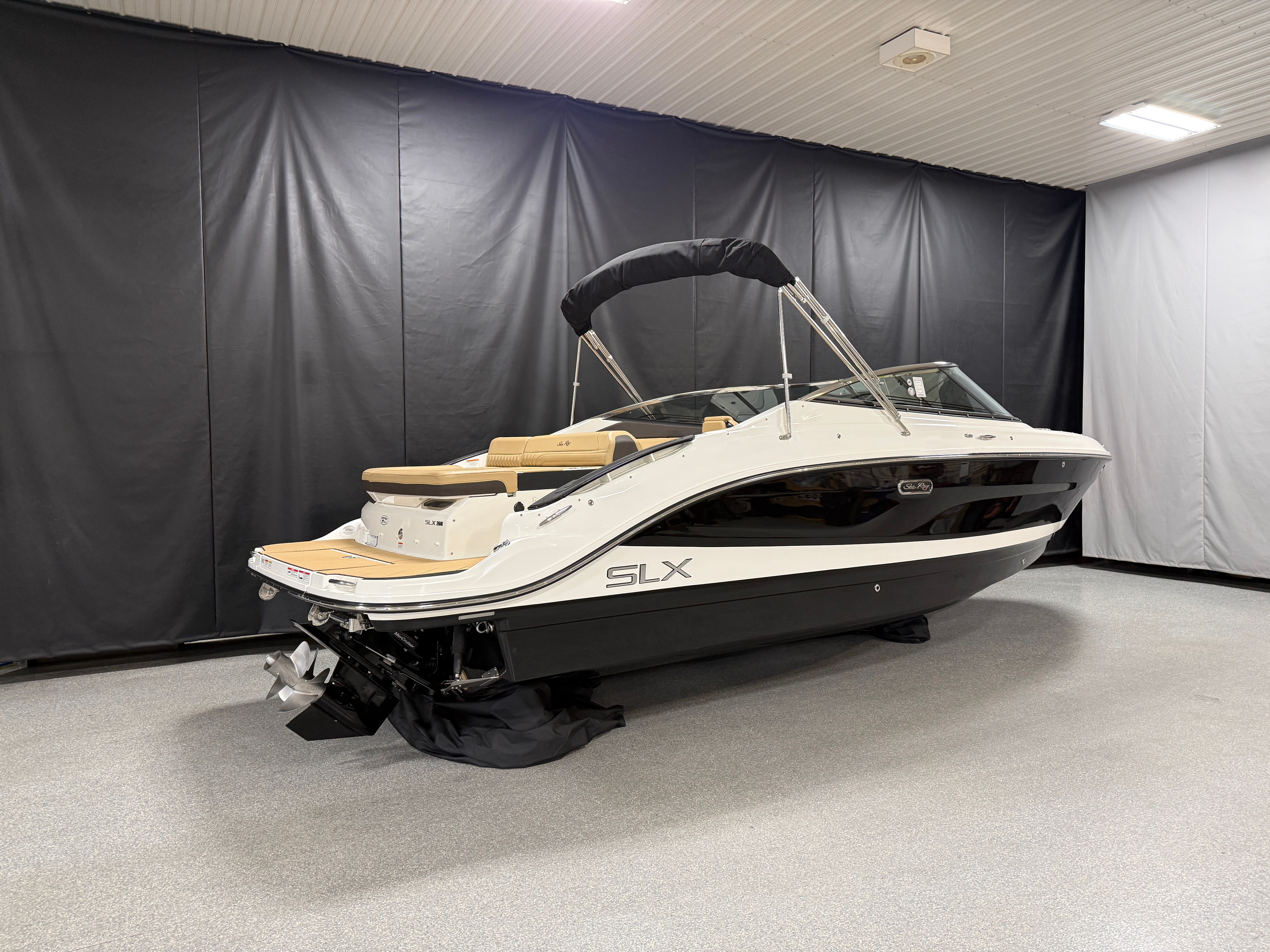 2026 Sea Ray SLX 260 Image Thumbnail #2