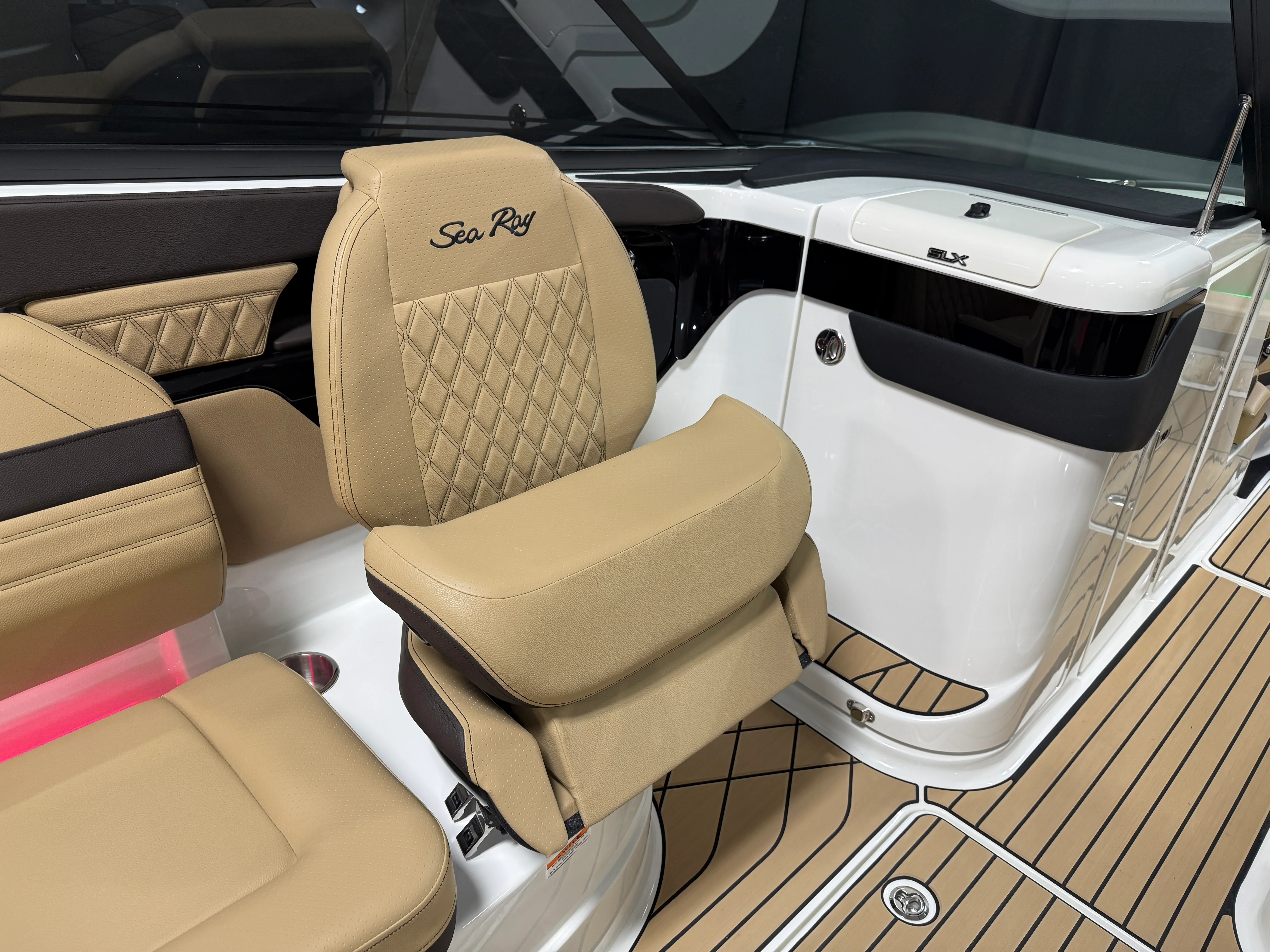 2026 Sea Ray SLX 260 Image Thumbnail #57