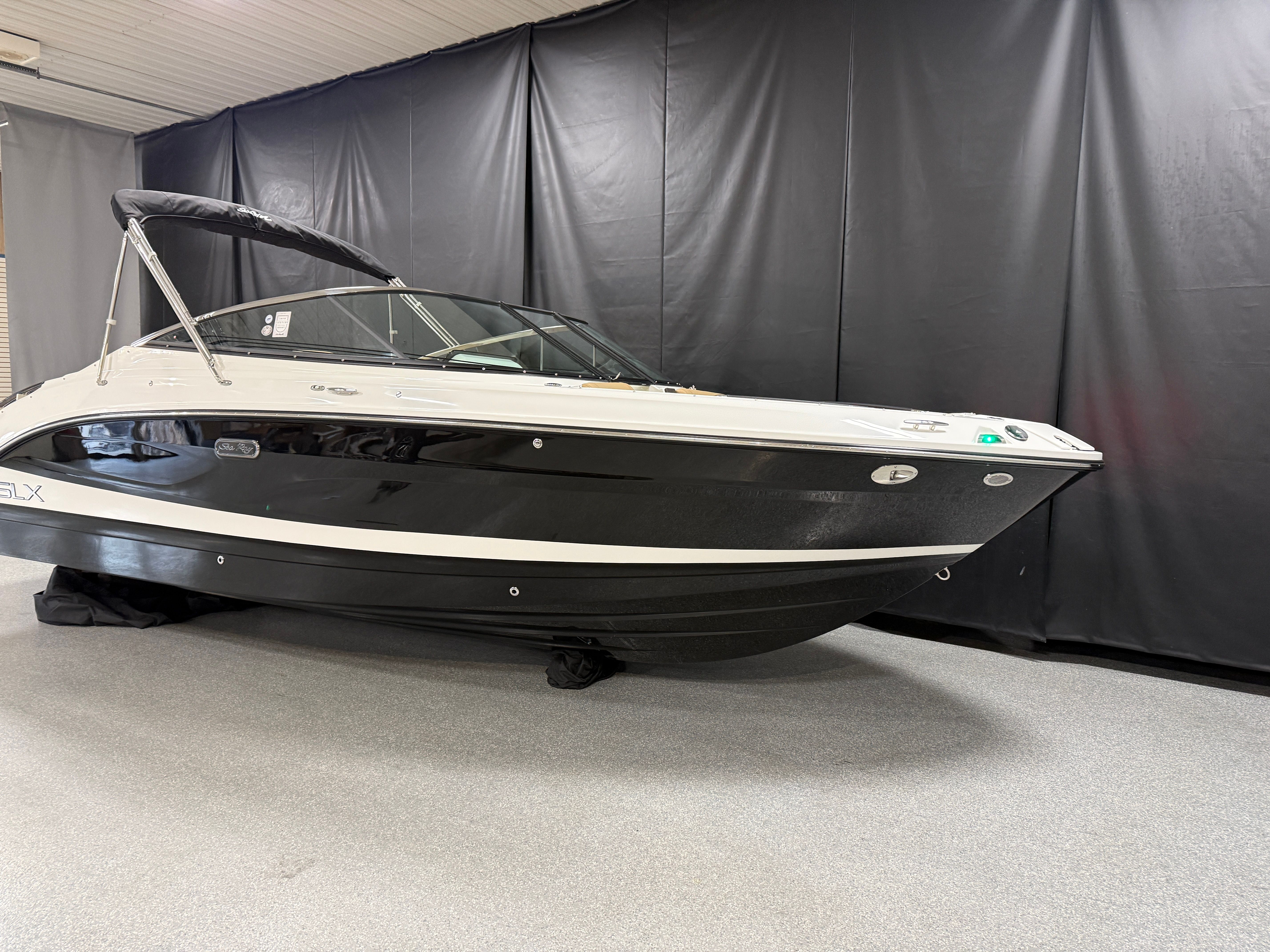 2026 Sea Ray SLX 260 Image Thumbnail #3