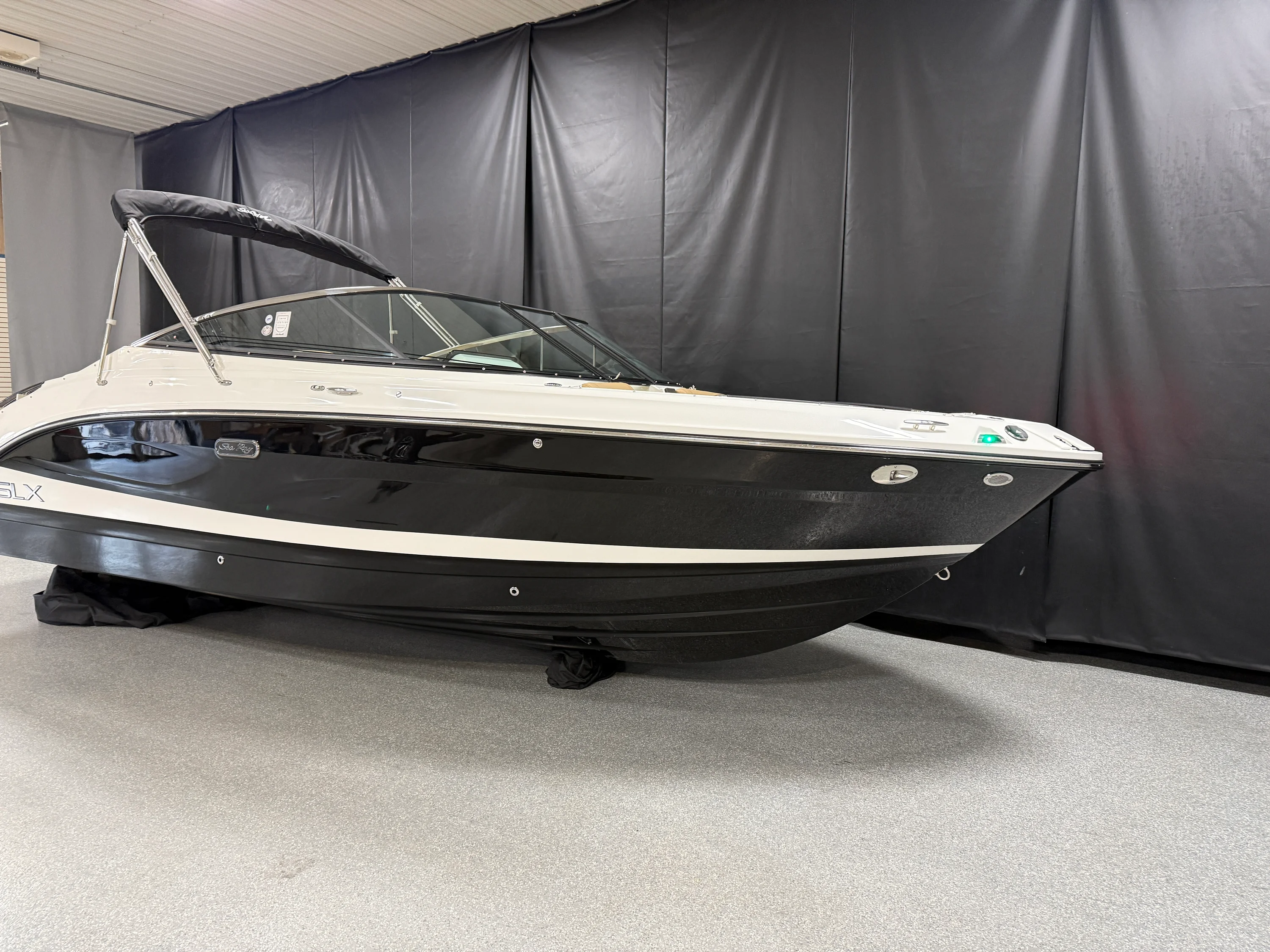 2026 Sea Ray SLX 260 Image Thumbnail #3