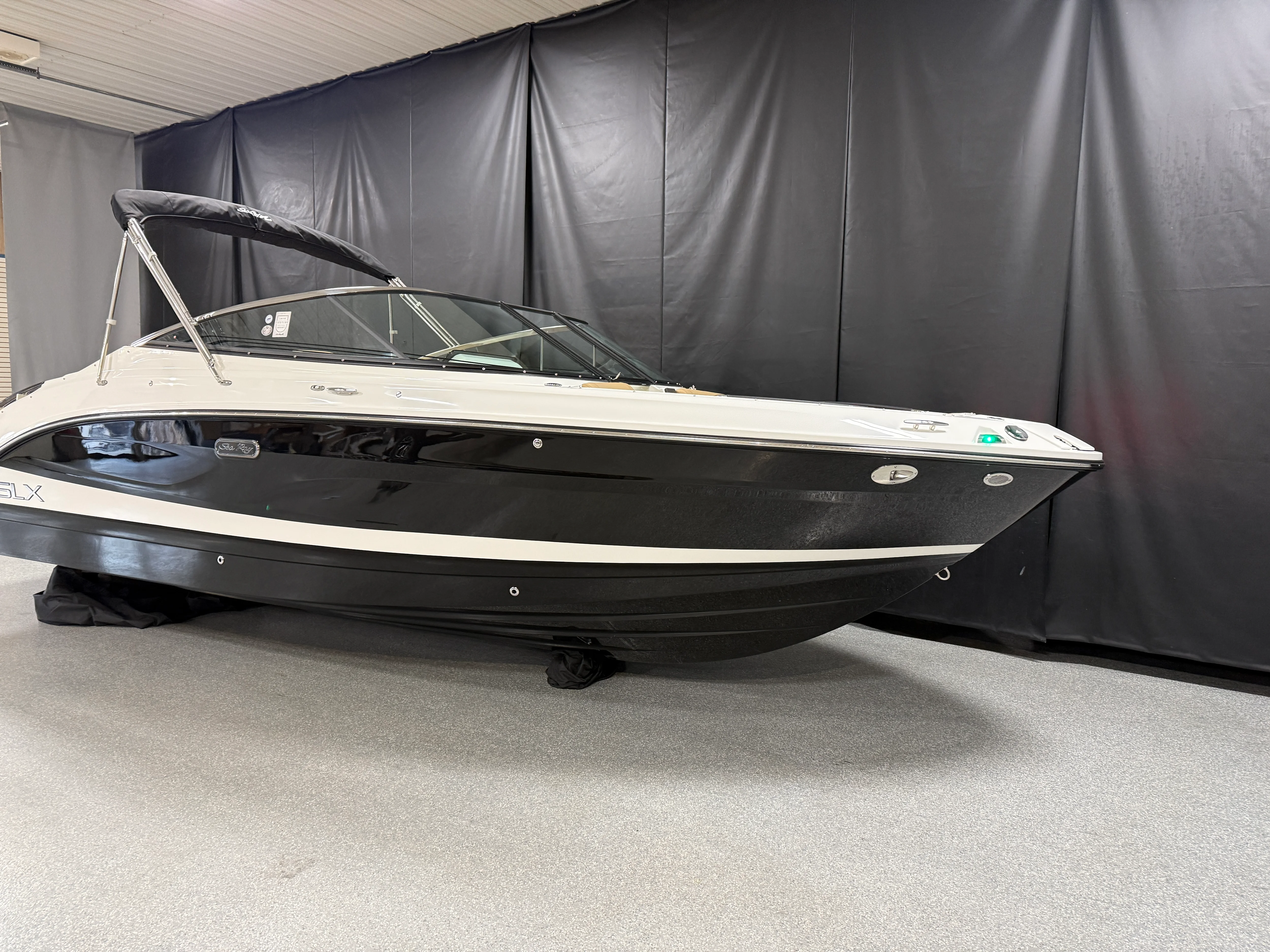 2026 Sea Ray SLX 260 Image Thumbnail #3