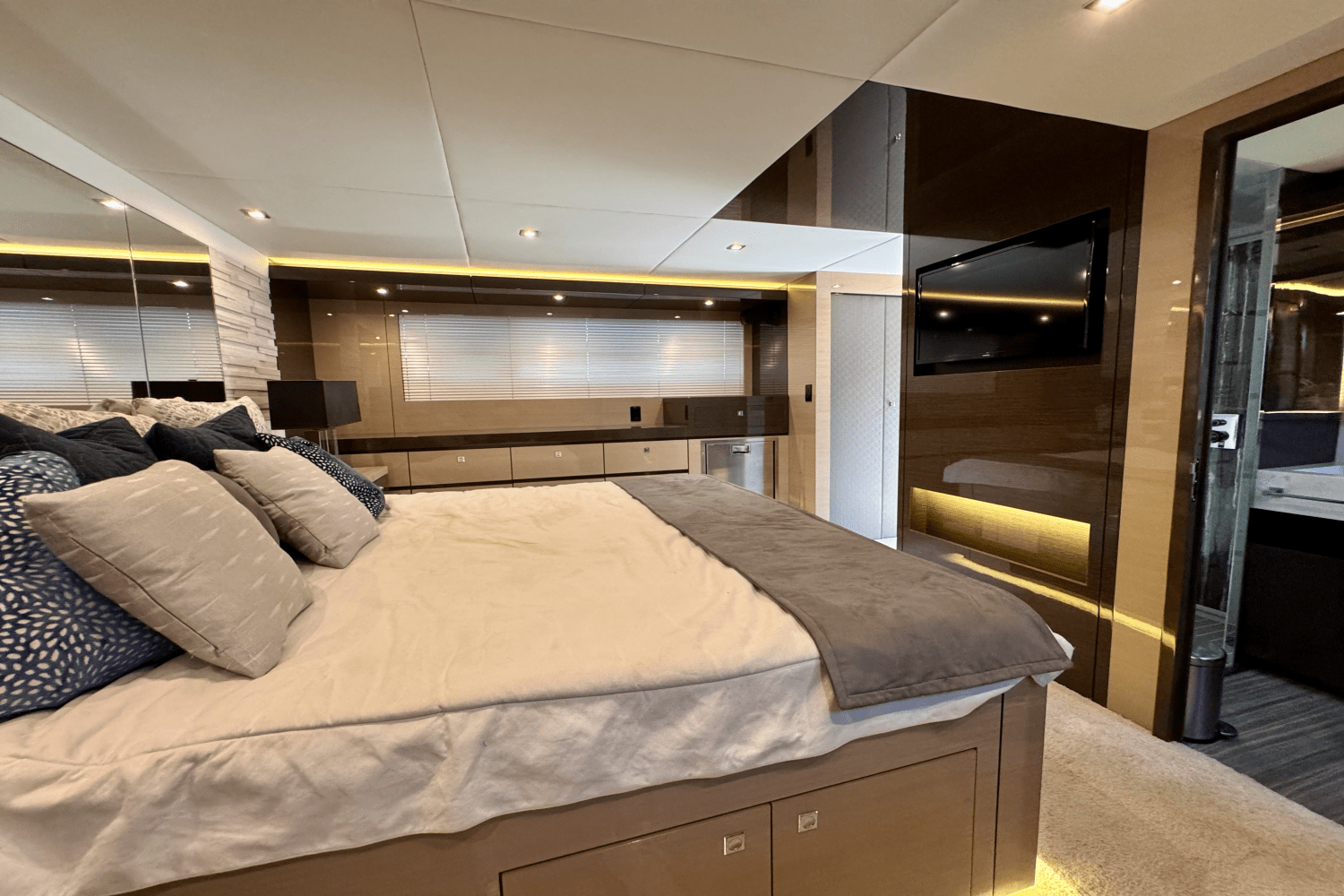 2020 Cruisers Yachts 60 FLY Image Thumbnail #44