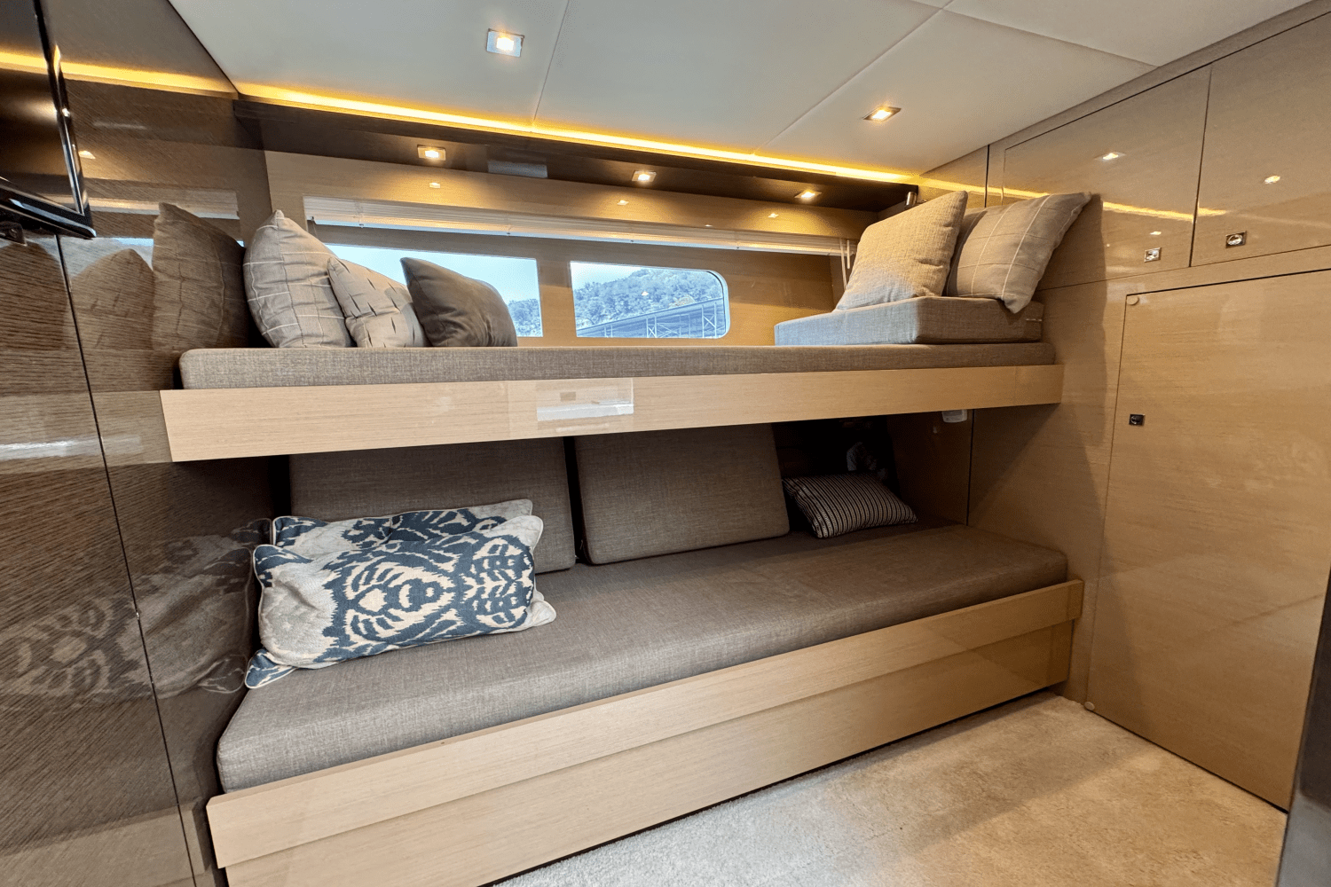 2020 Cruisers Yachts 60 FLY Image Thumbnail #35