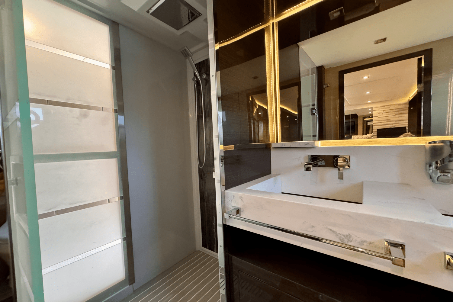 2020 Cruisers Yachts 60 FLY Image Thumbnail #45
