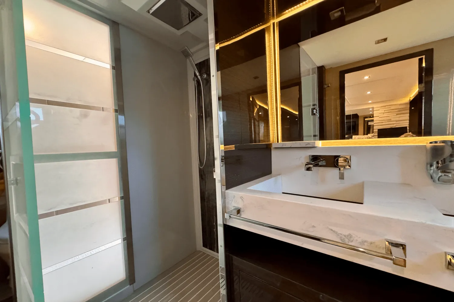 2020 Cruisers Yachts 60 FLY Image Thumbnail #68