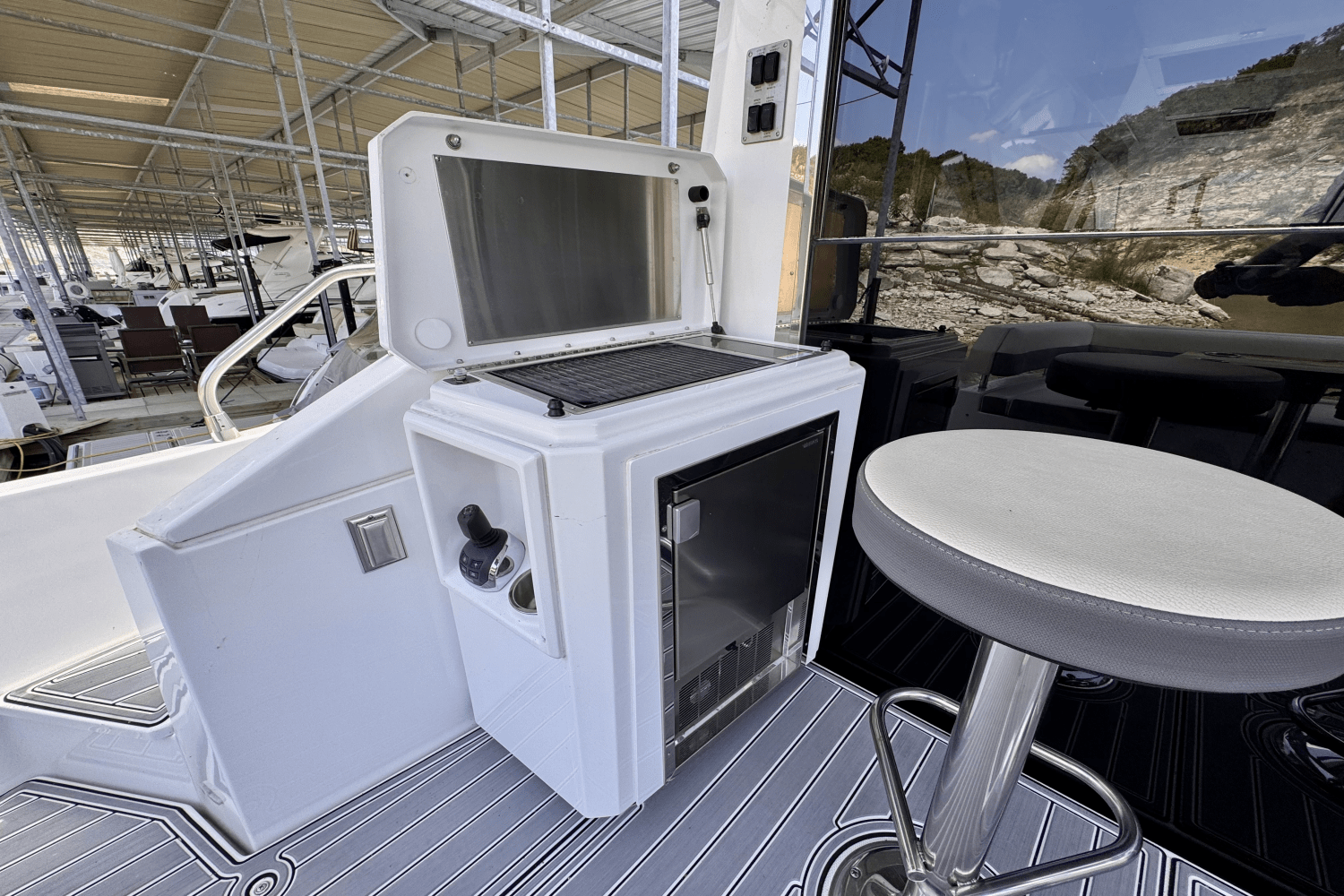 2020 Cruisers Yachts 60 FLY Image Thumbnail #14