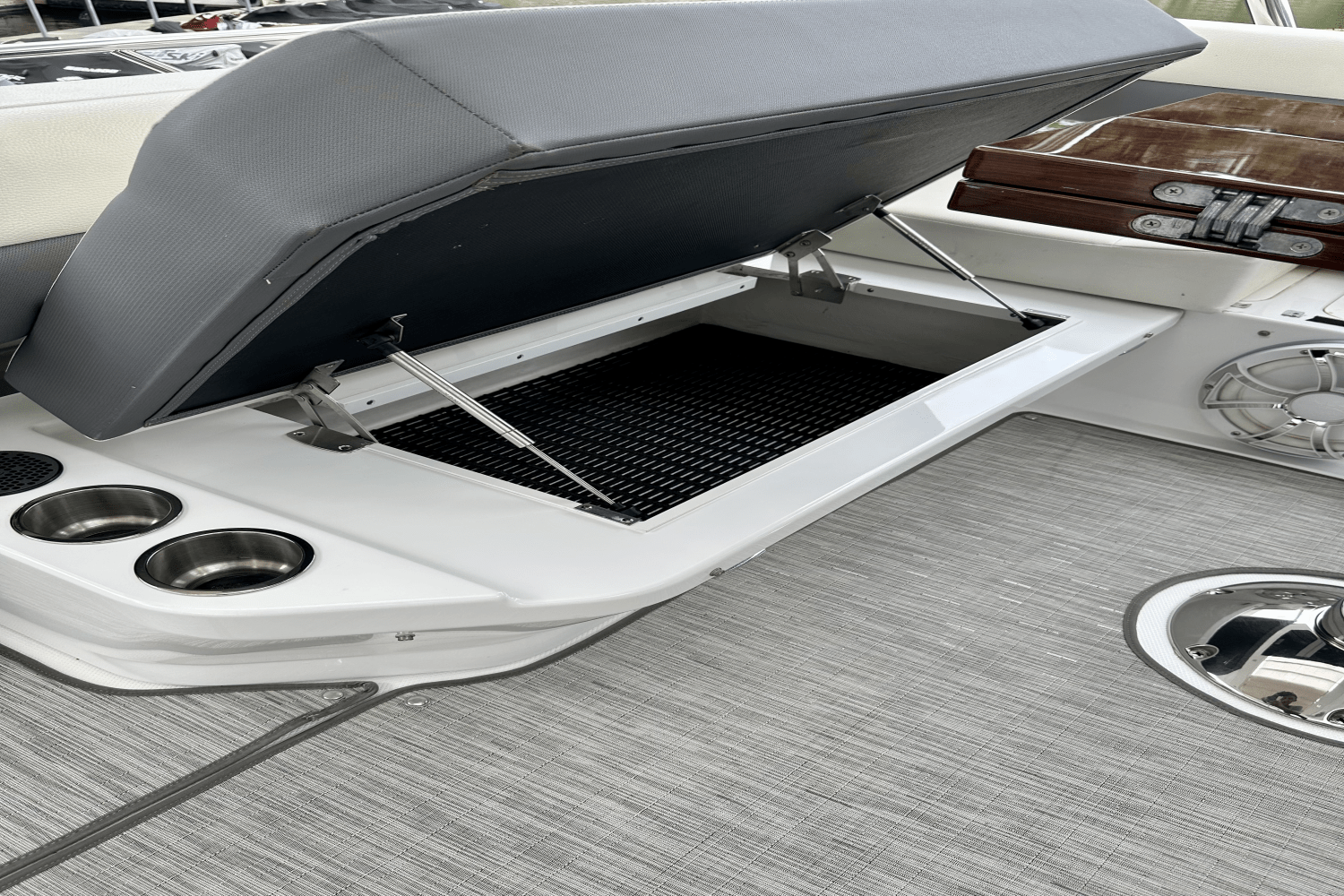 2020 Cruisers Yachts 60 FLY Image Thumbnail #24