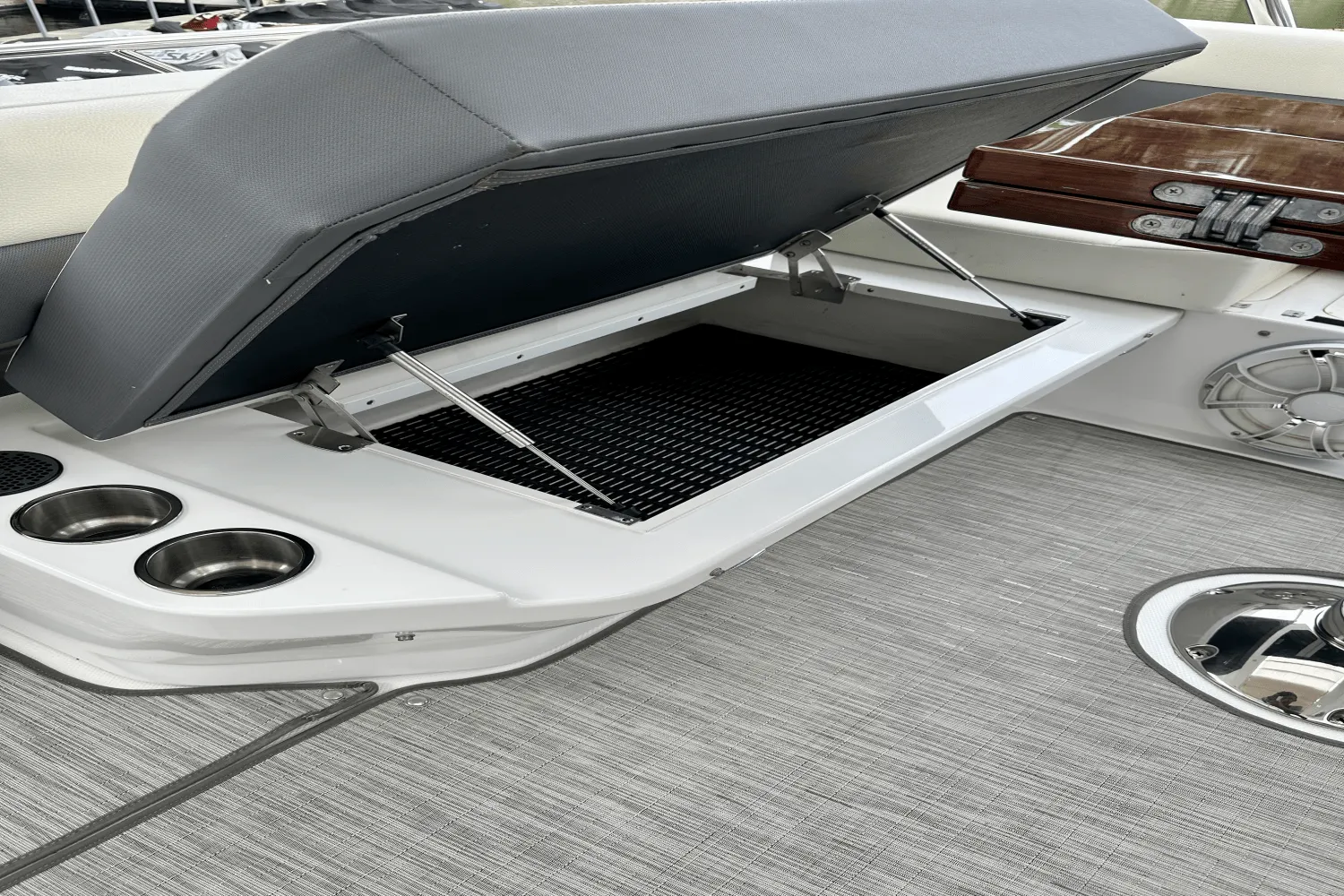 2020 Cruisers Yachts 60 FLY Image Thumbnail #24
