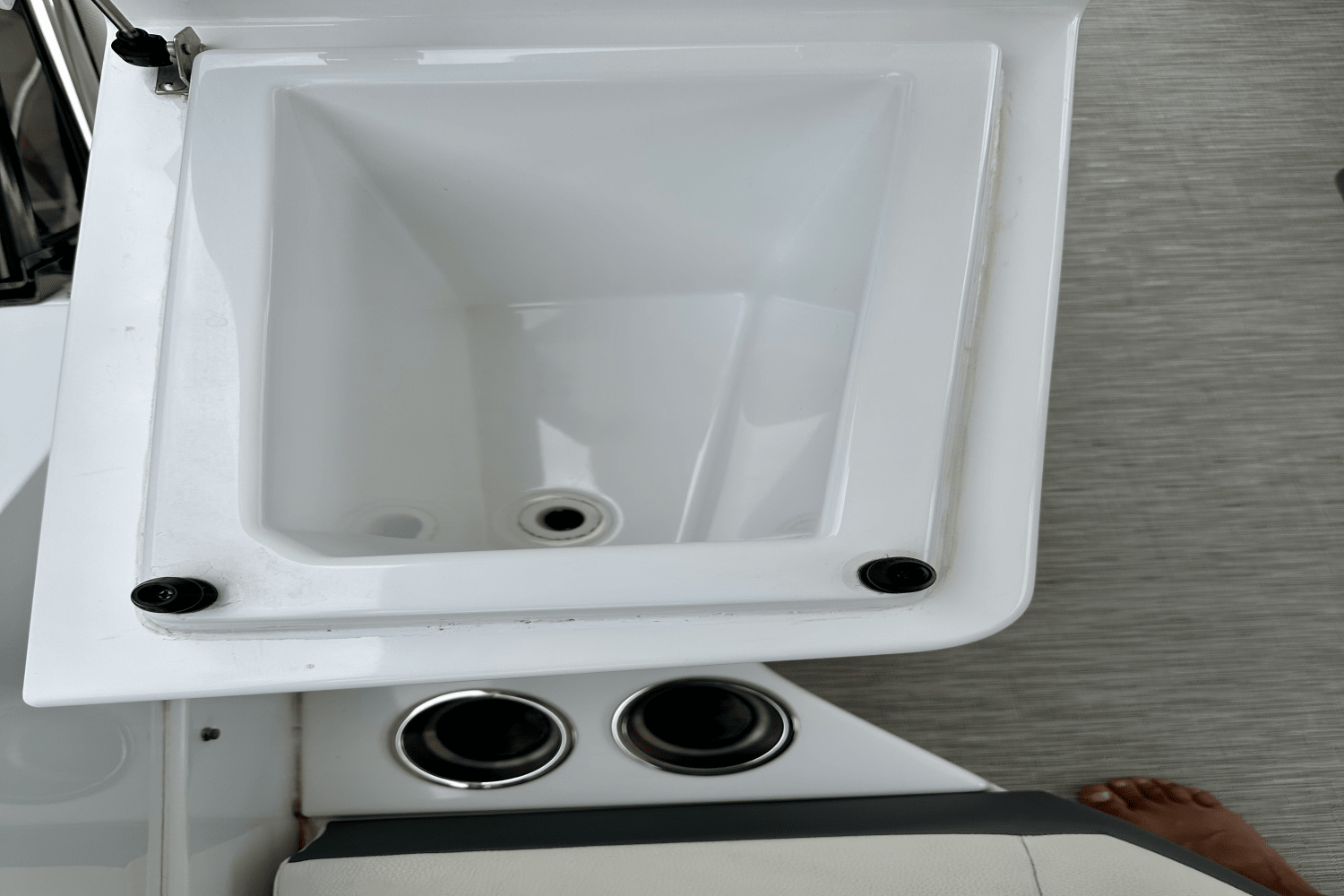 2020 Cruisers Yachts 60 FLY Image Thumbnail #28