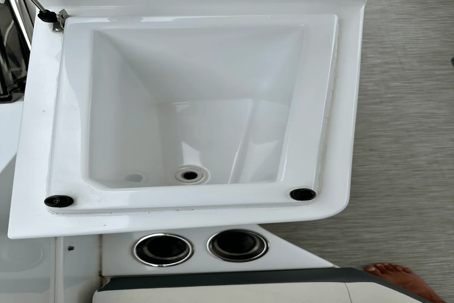 2020 Cruisers Yachts 60 FLY Image Thumbnail #28