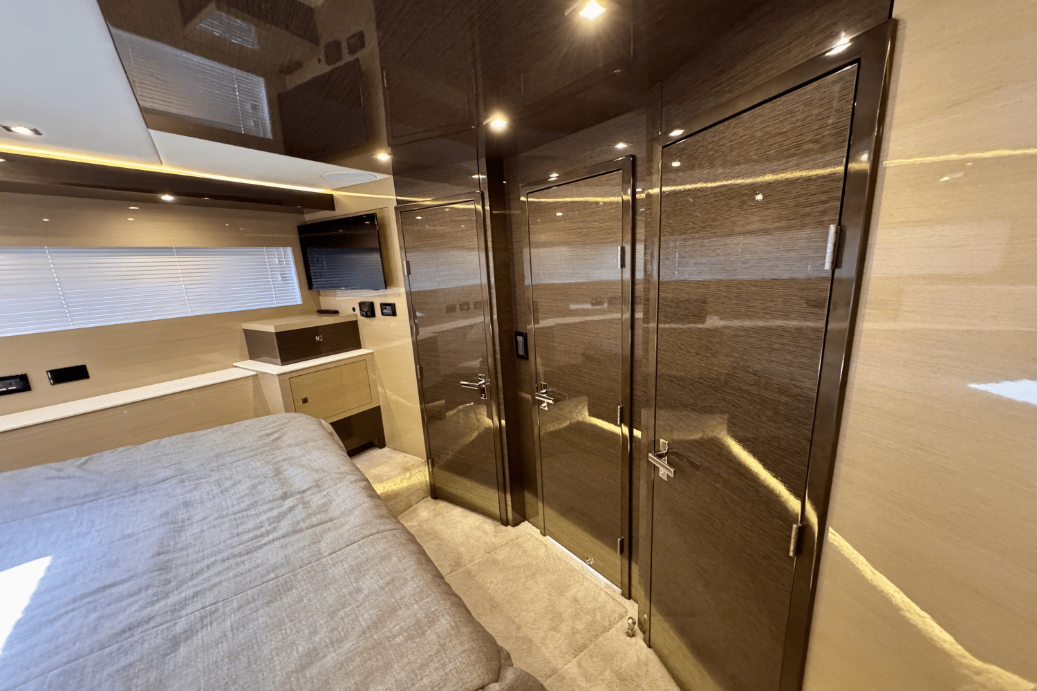 2020 Cruisers Yachts 60 FLY Image Thumbnail #41
