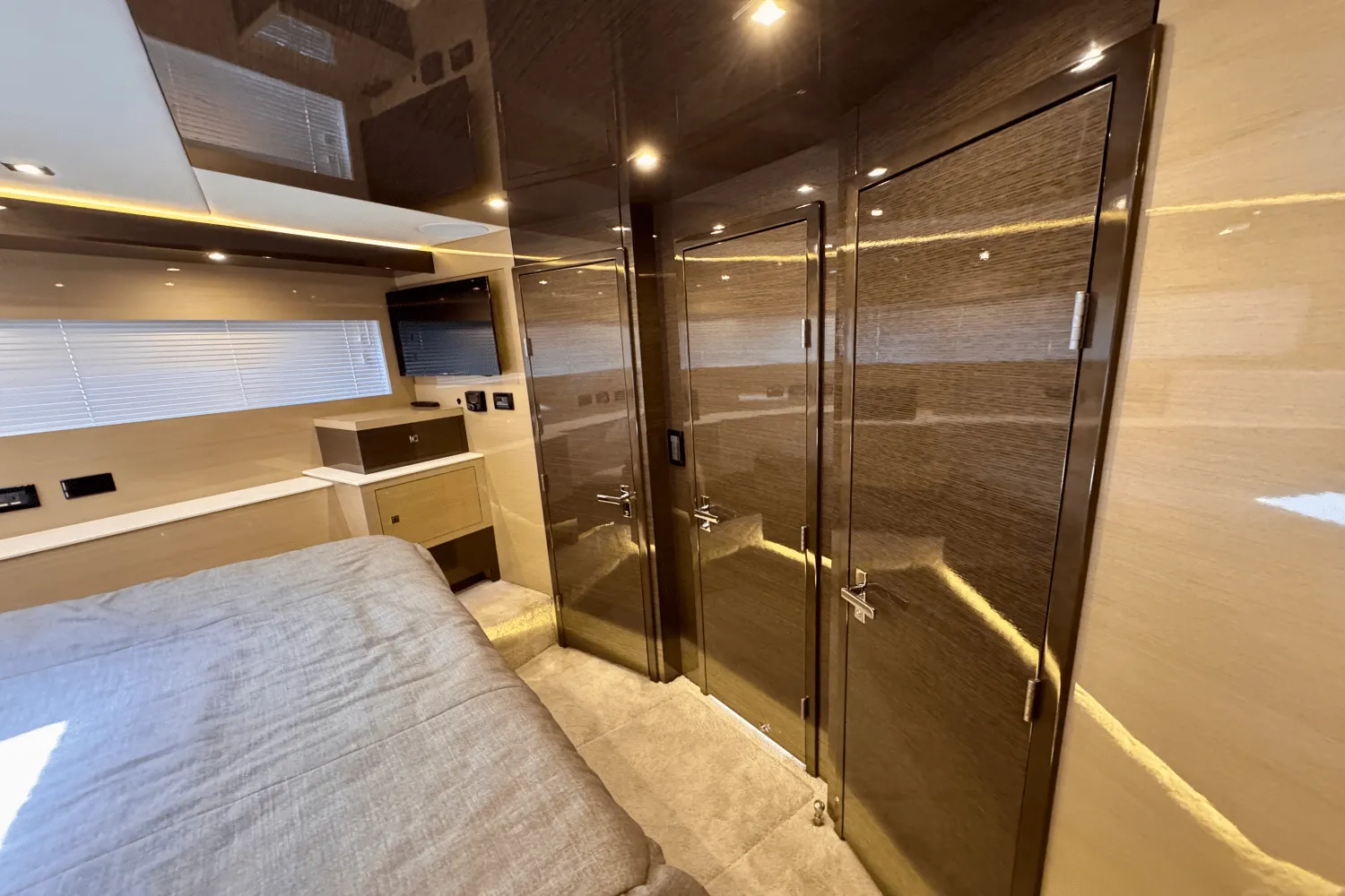 2020 Cruisers Yachts 60 FLY Image Thumbnail #64