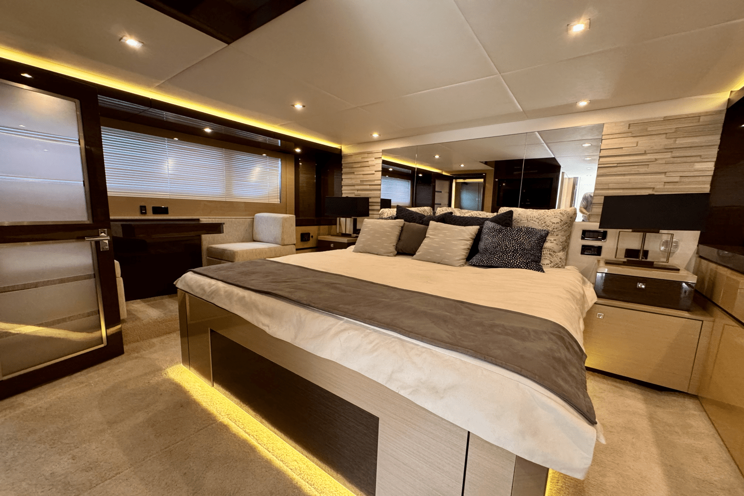 2020 Cruisers Yachts 60 FLY Image Thumbnail #42