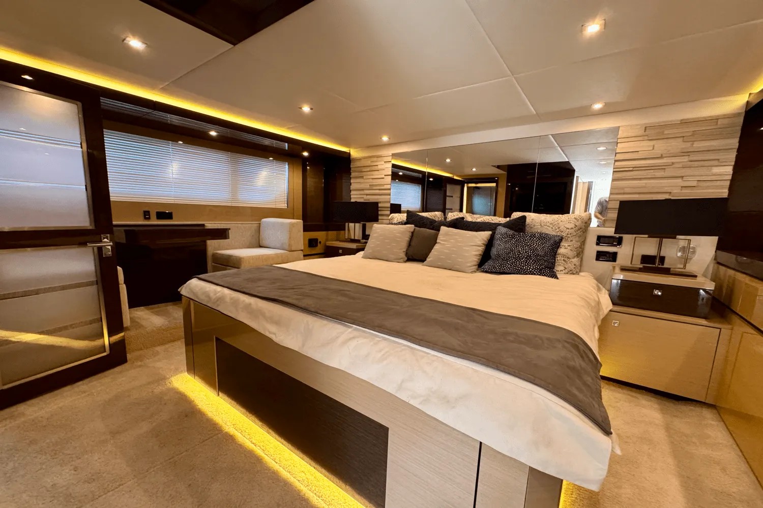 2020 Cruisers Yachts 60 FLY Image Thumbnail #65