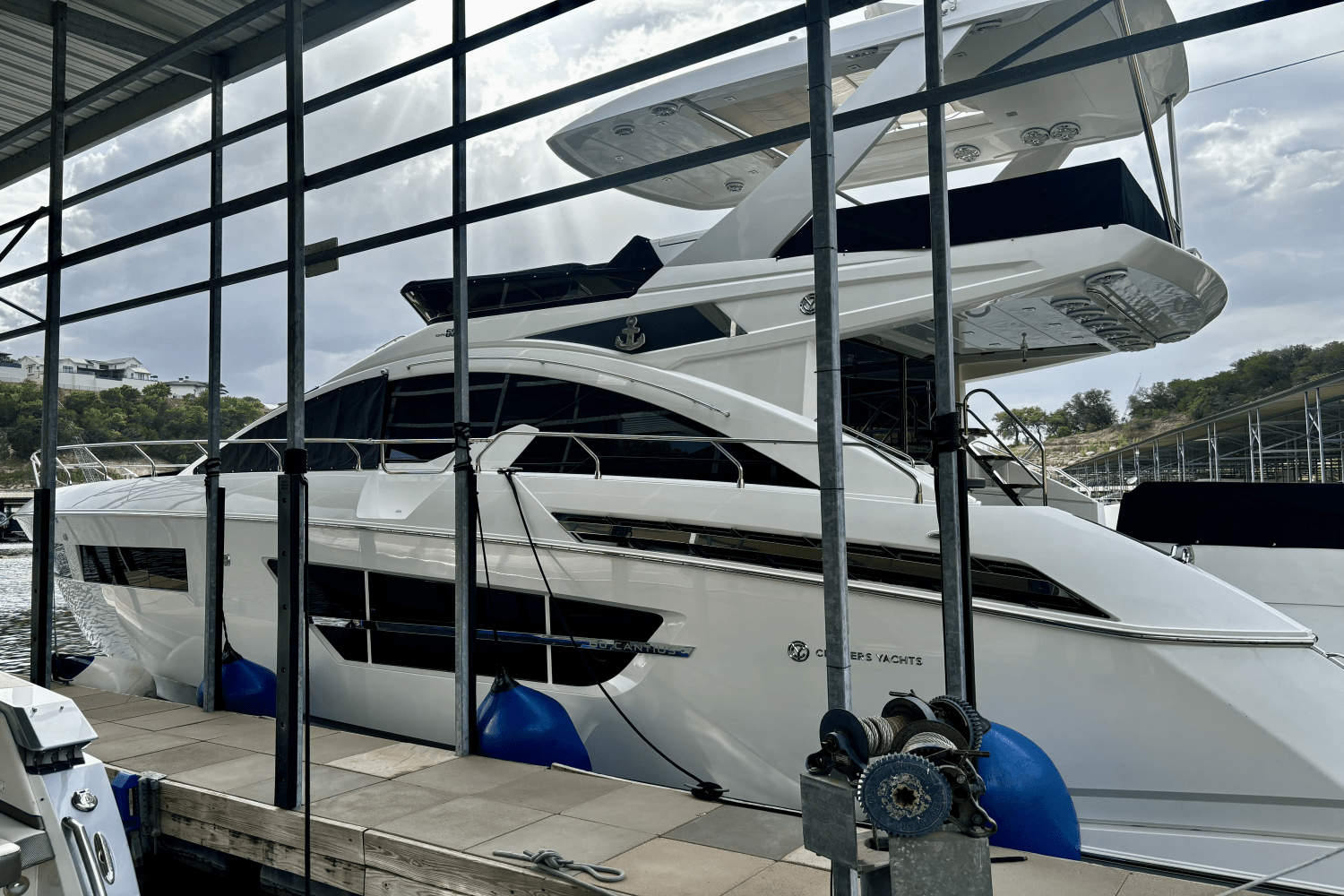2020 Cruisers Yachts 60 FLY Image Thumbnail #6