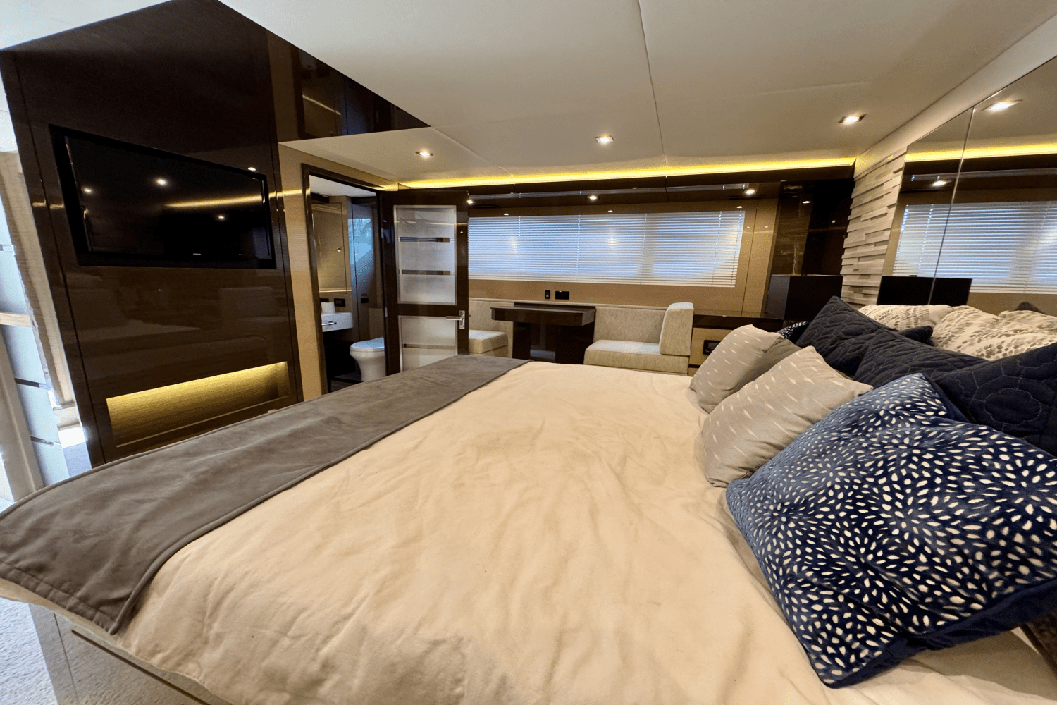 2020 Cruisers Yachts 60 FLY Image Thumbnail #43