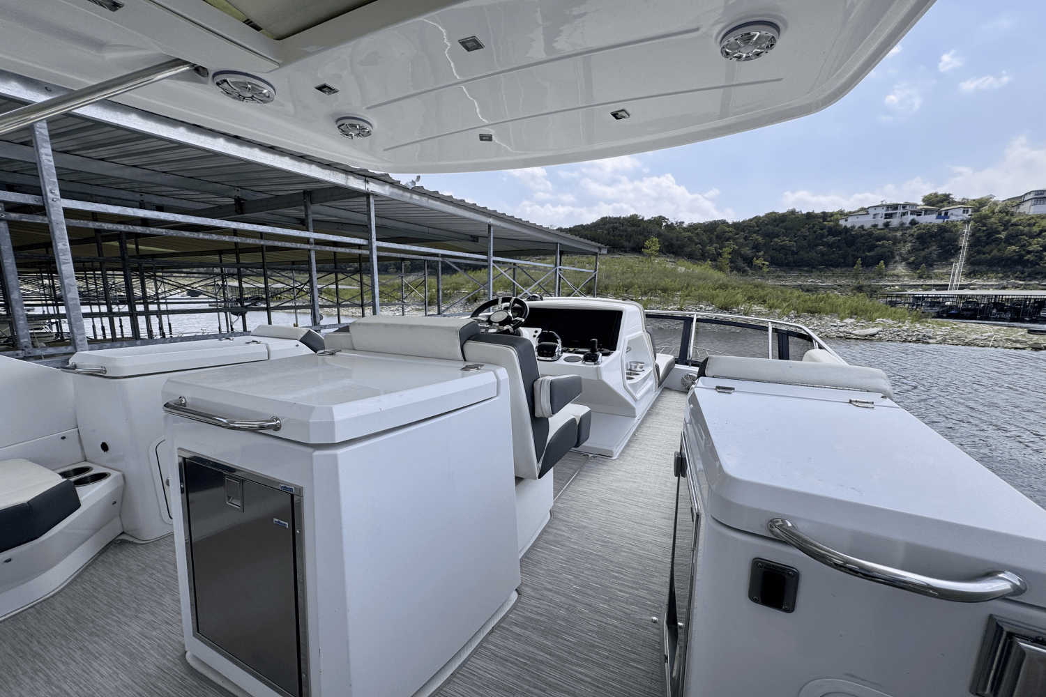 2020 Cruisers Yachts 60 FLY Image Thumbnail #10