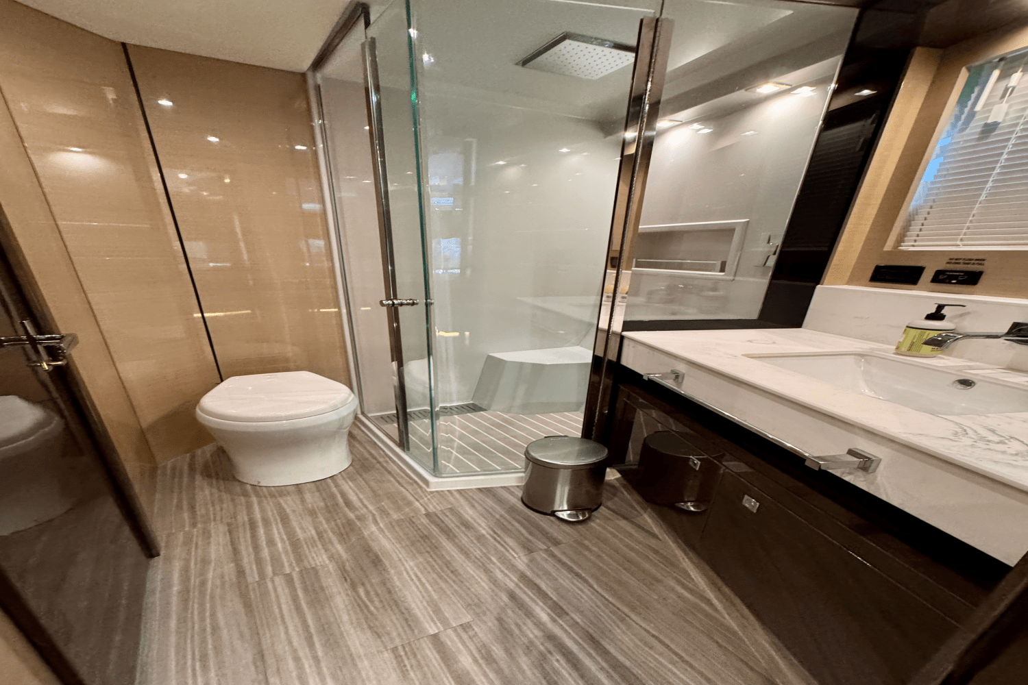 2020 Cruisers Yachts 60 FLY Image Thumbnail #38