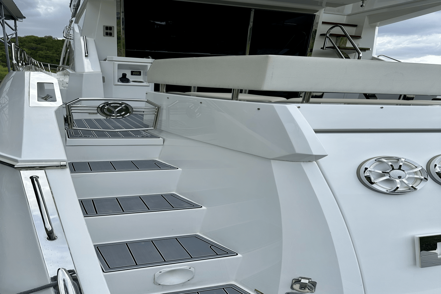 2020 Cruisers Yachts 60 FLY Image Thumbnail #8