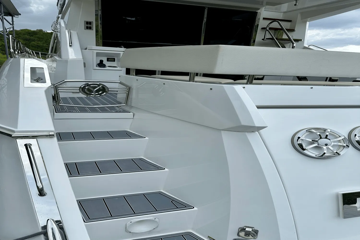 2020 Cruisers Yachts 60 FLY Image Thumbnail #8