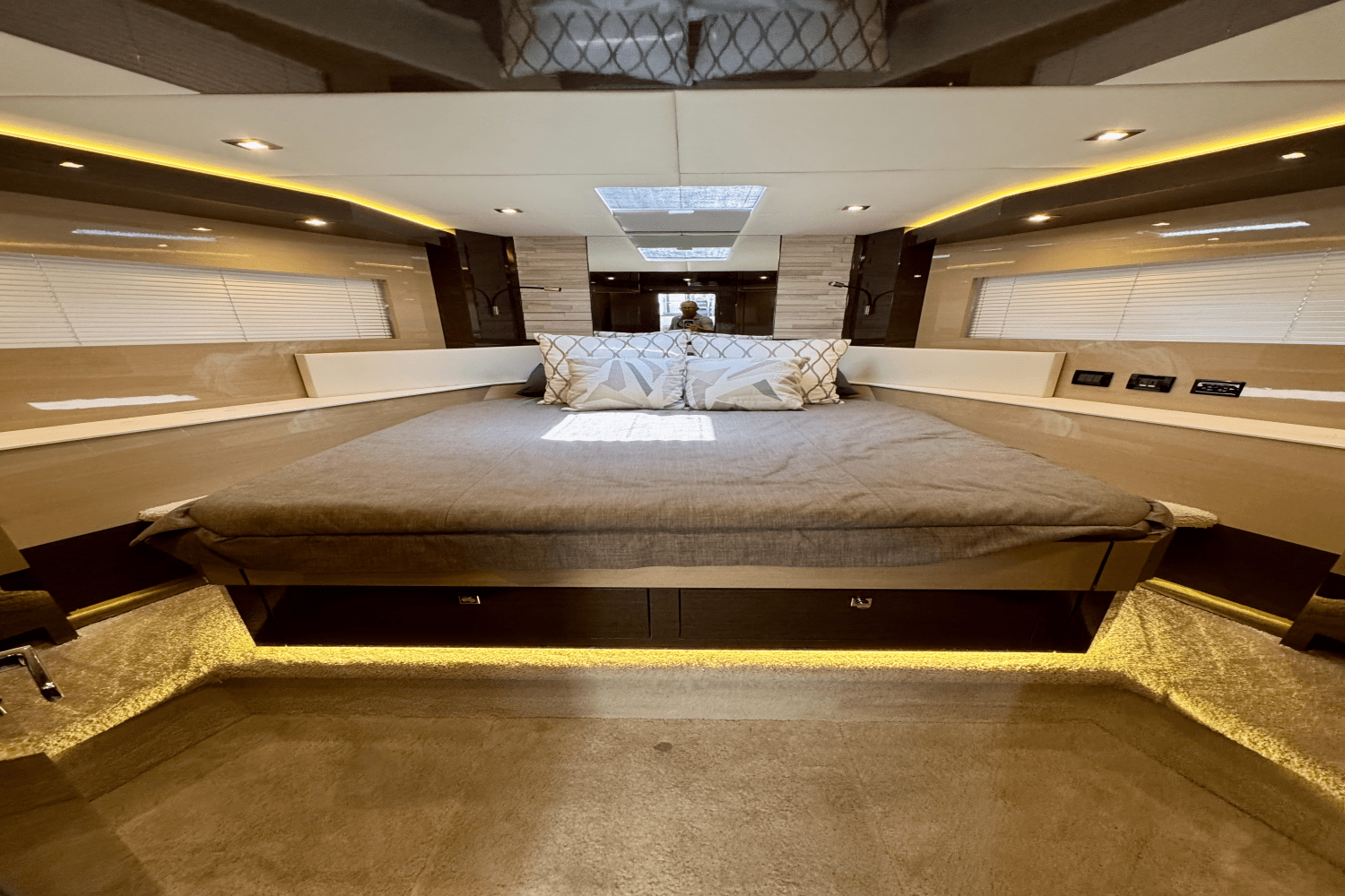 2020 Cruisers Yachts 60 FLY Image Thumbnail #39