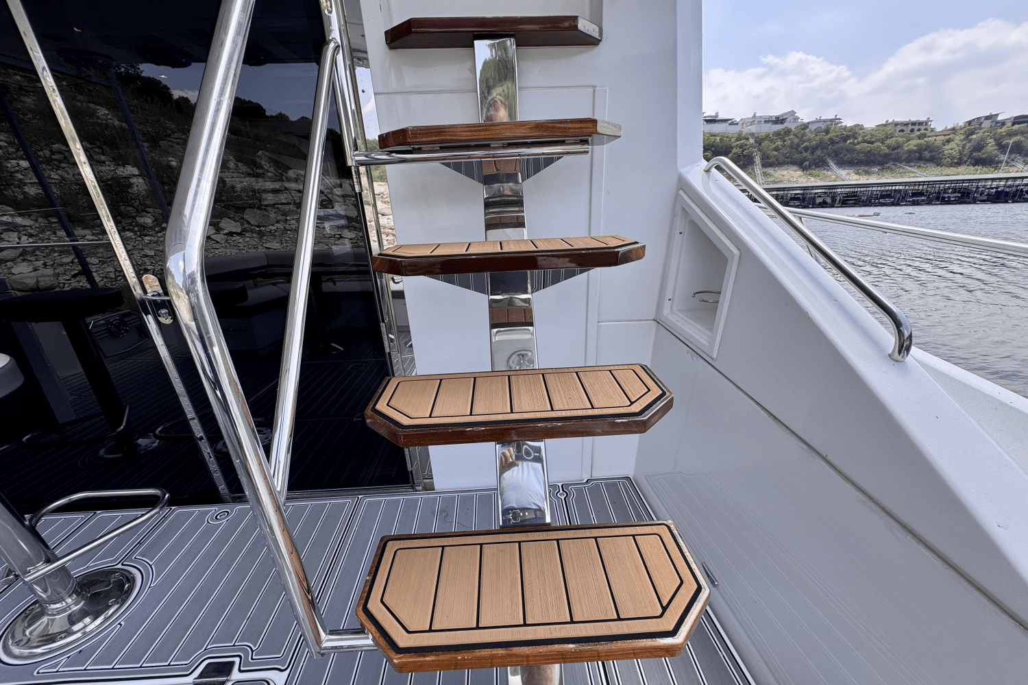 2020 Cruisers Yachts 60 FLY Image Thumbnail #17