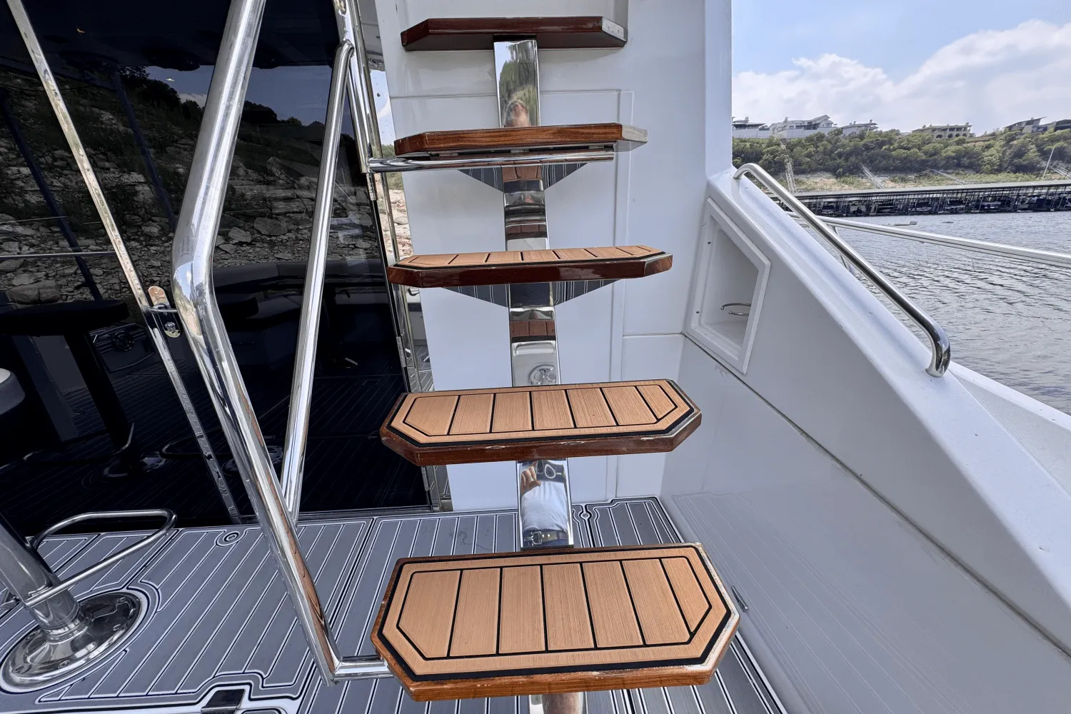 2020 Cruisers Yachts 60 FLY Image Thumbnail #40