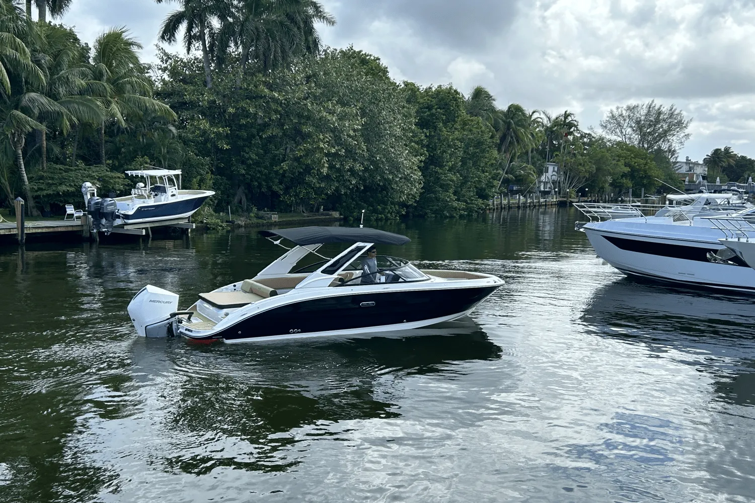 2025 Sea Ray SDX 250 Outboard Image Thumbnail #2