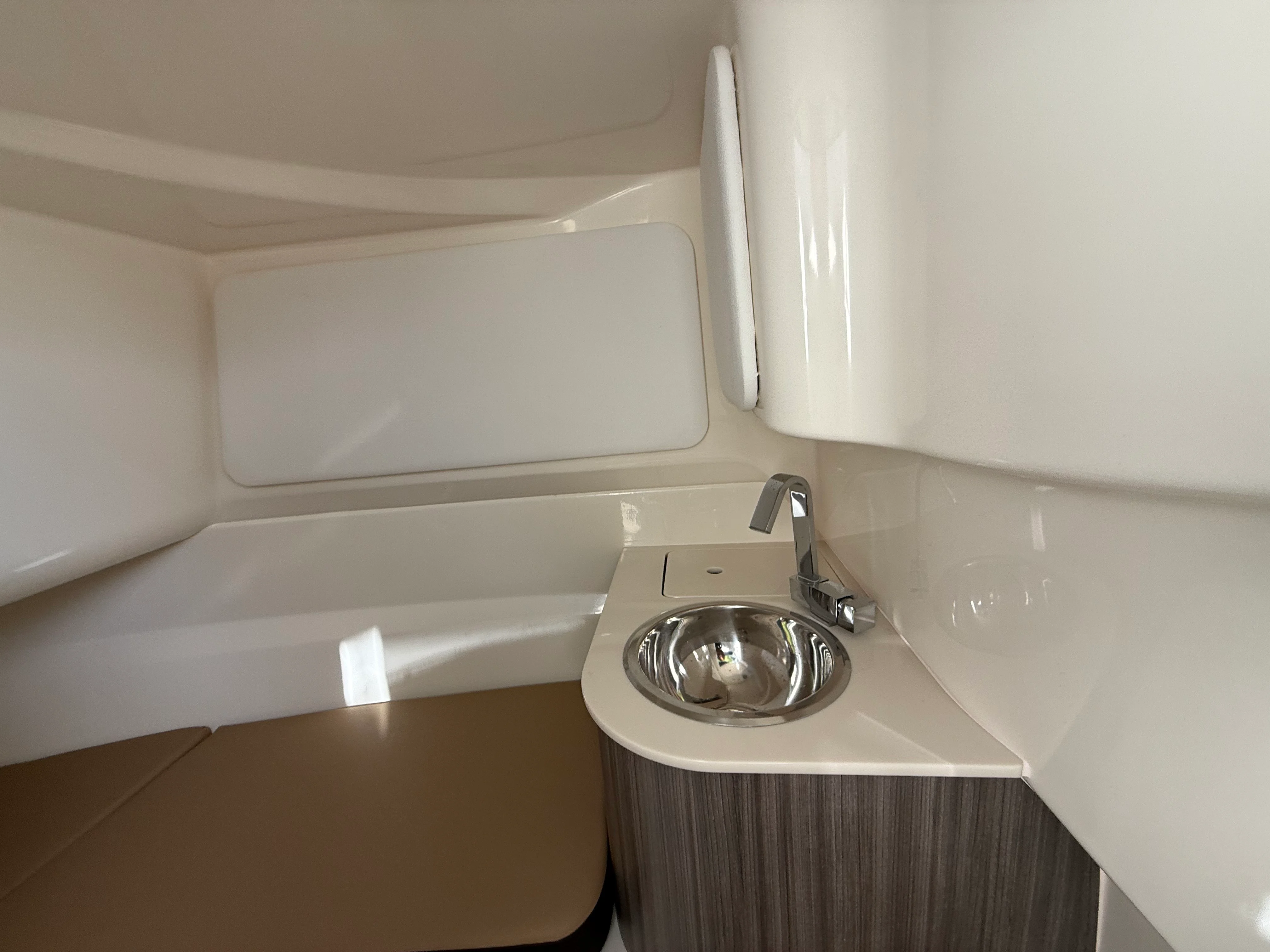 2025 Sea Ray SDX 250 Outboard Image Thumbnail #27